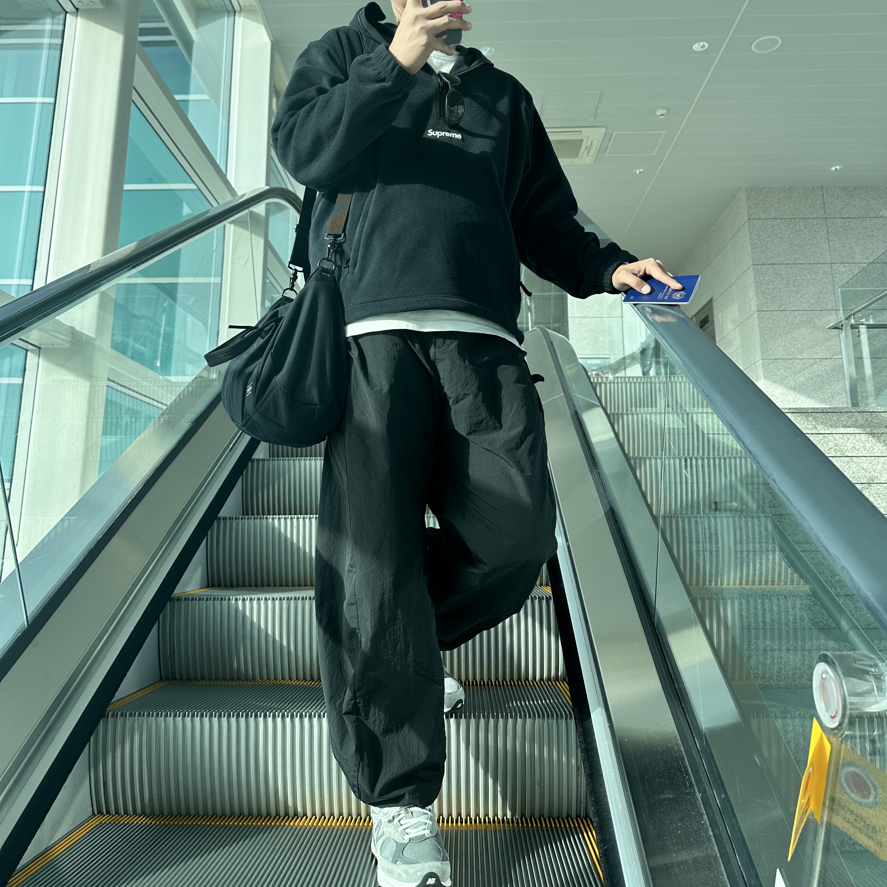 Supreme Polartec Facemask Half Zip Hooded Sweatshirt Black - 24FW, New Balance 990v3 Made in USA Grey - D Standard 착용 스타일