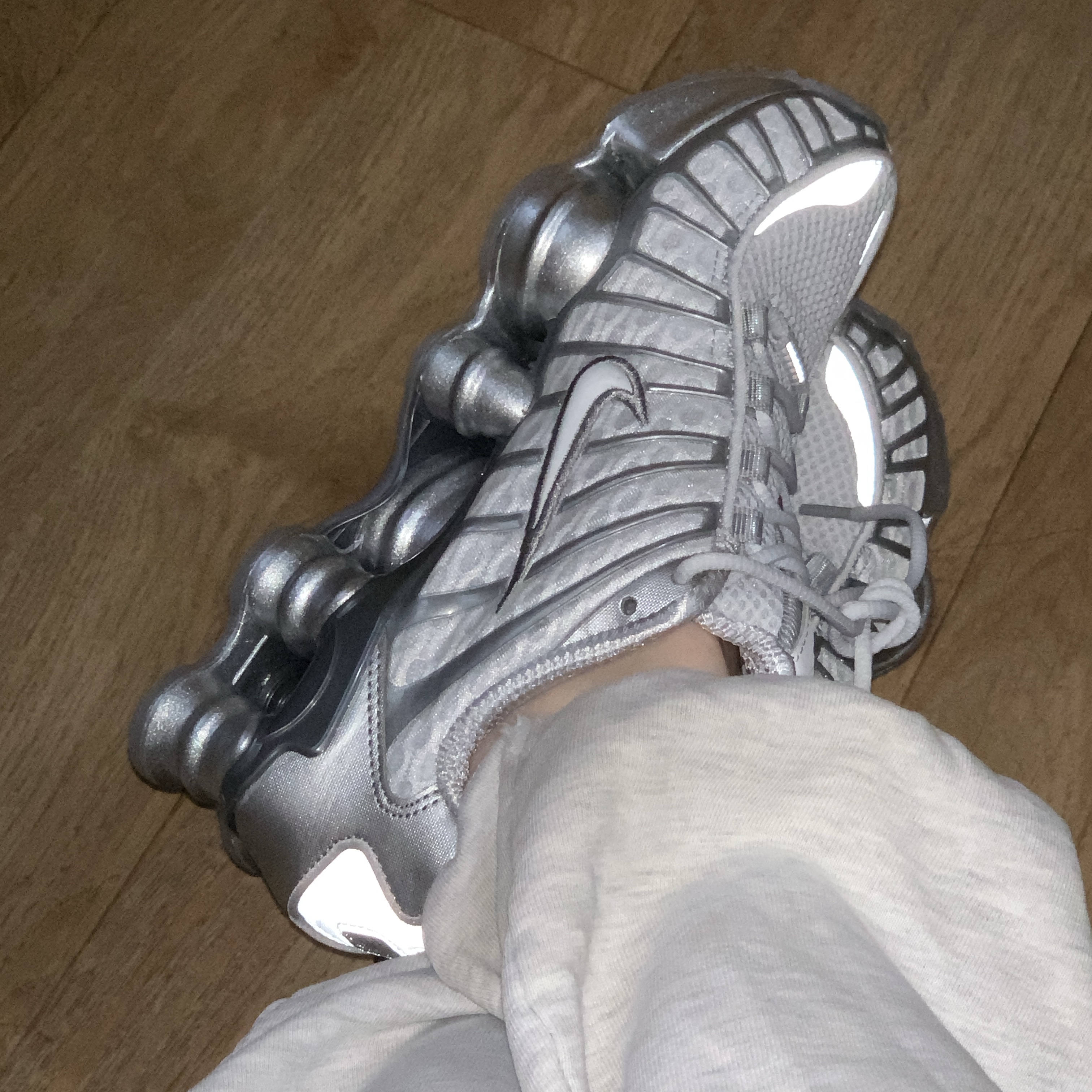(W) Nike Shox TL Pure Platinum and Metallic Silver 착용 스타일 - 2