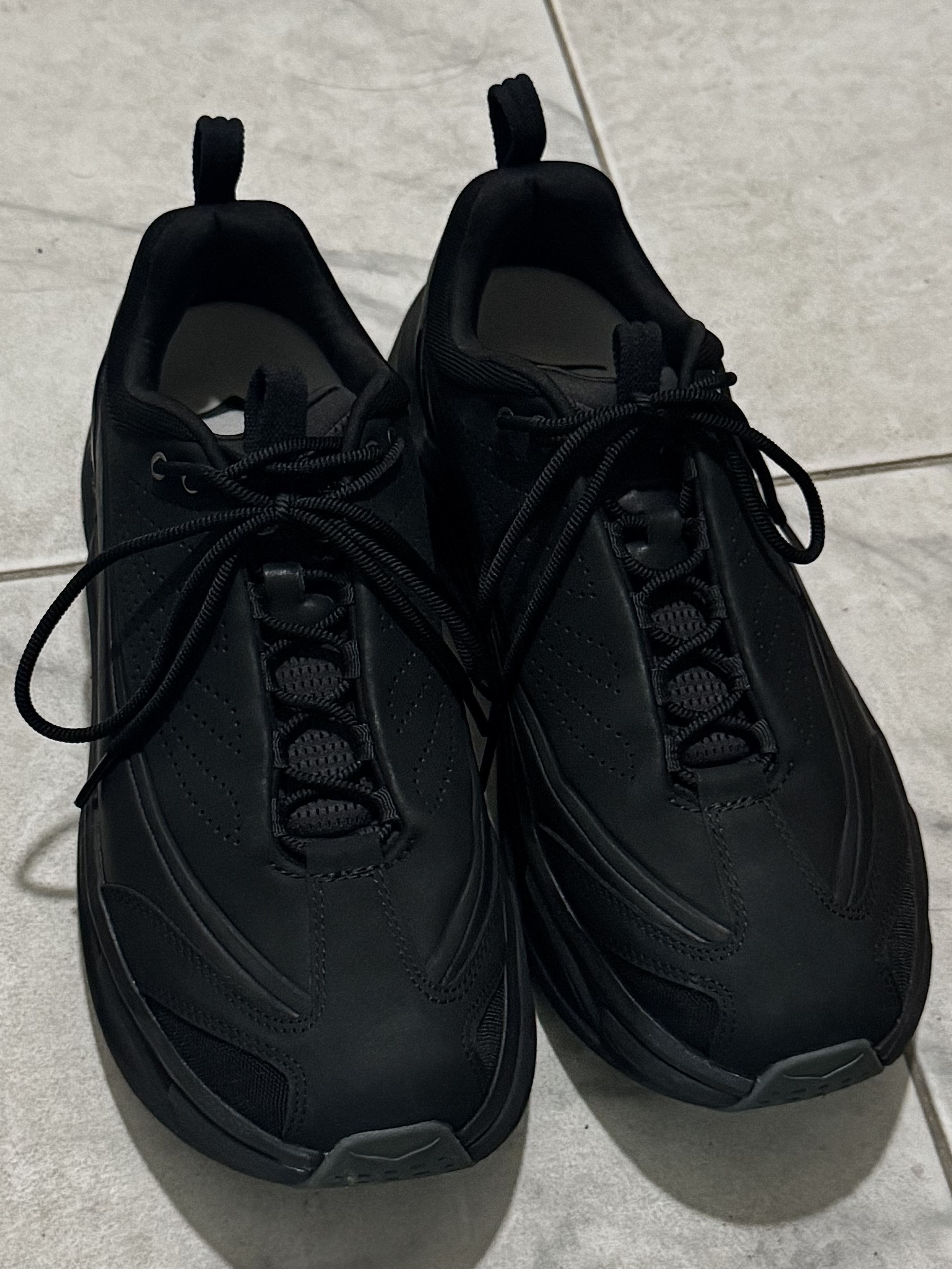 Hoka Elevon X Black Carbon Black 착용 스타일