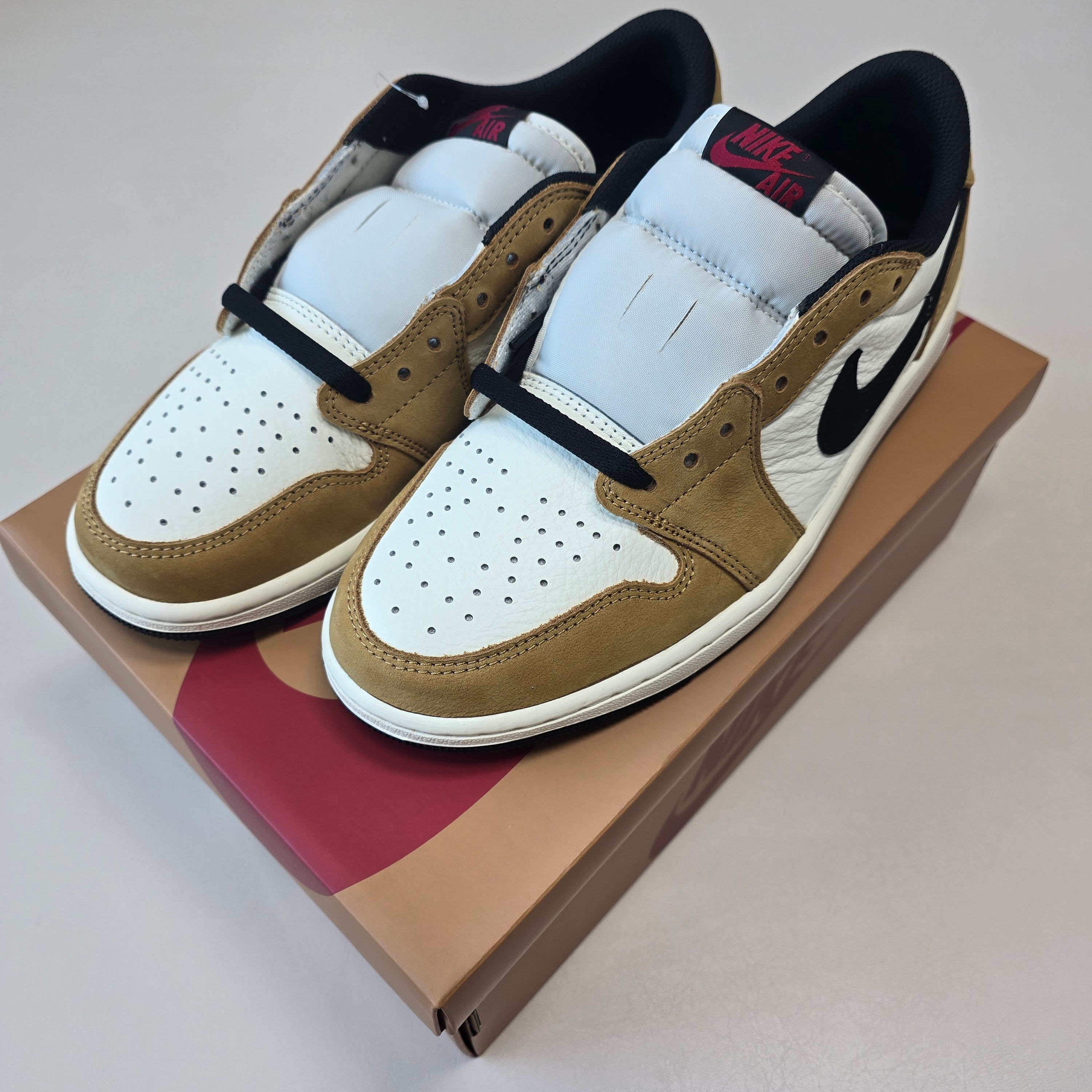 Jordan 1 Low OG Sail and Golden Harvest 착용 스타일