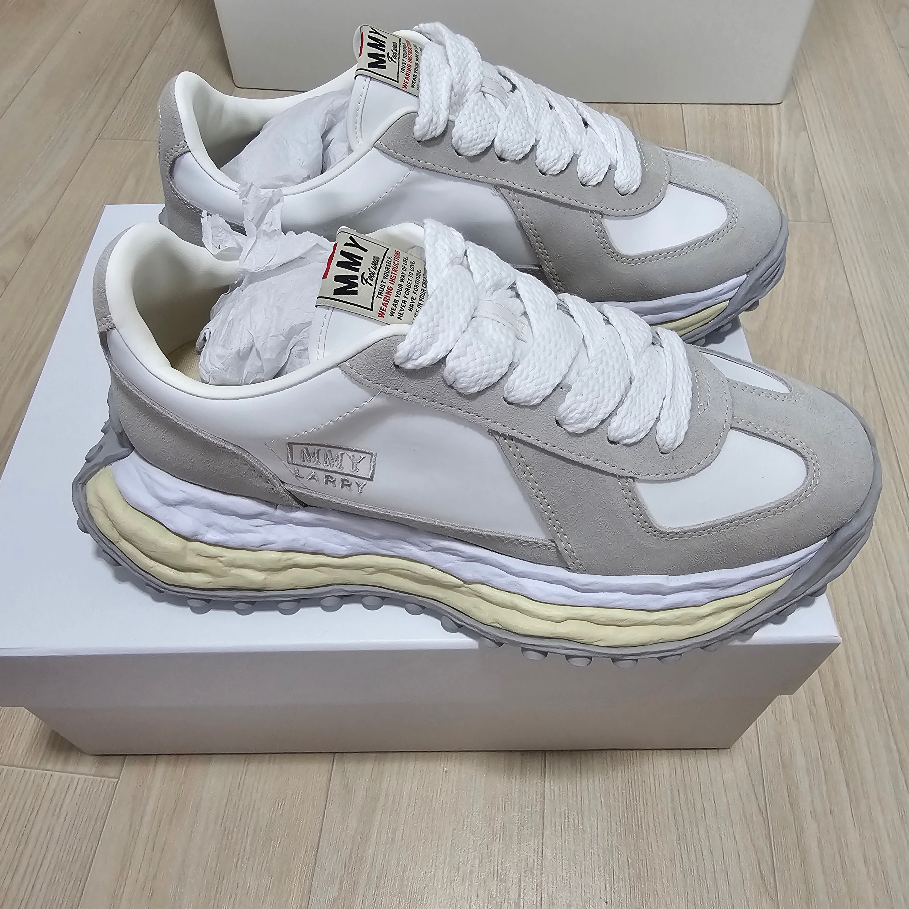 Maison Mihara Yasuhiro Larry OG Sole Mix Material Low-top Sneakers White 착용 스타일 - 3