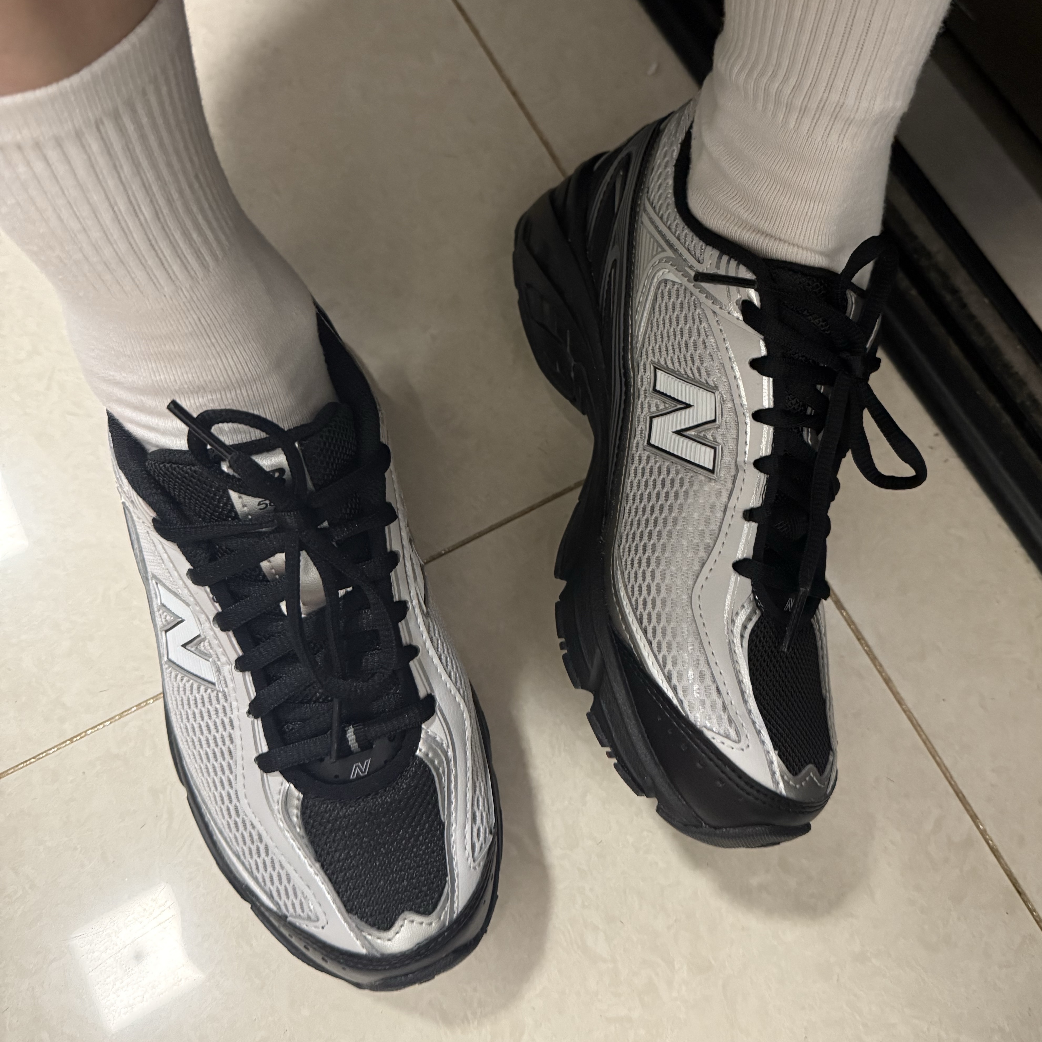 New Balance 509 Black Gray 착용 스타일