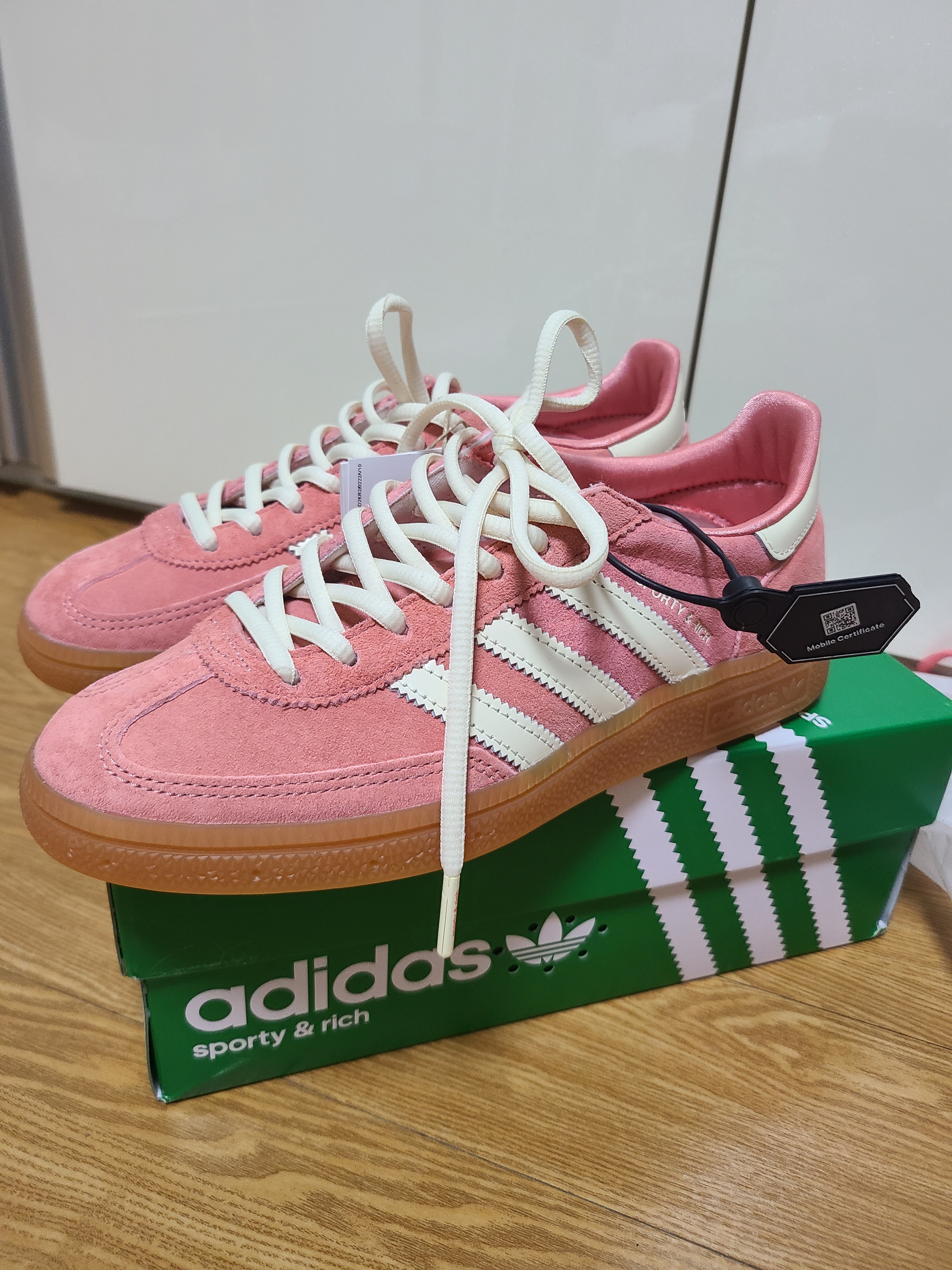 Adidas x Sporty & Rich Spezial Handball Pantone Cream White 착용 스타일 - 1
