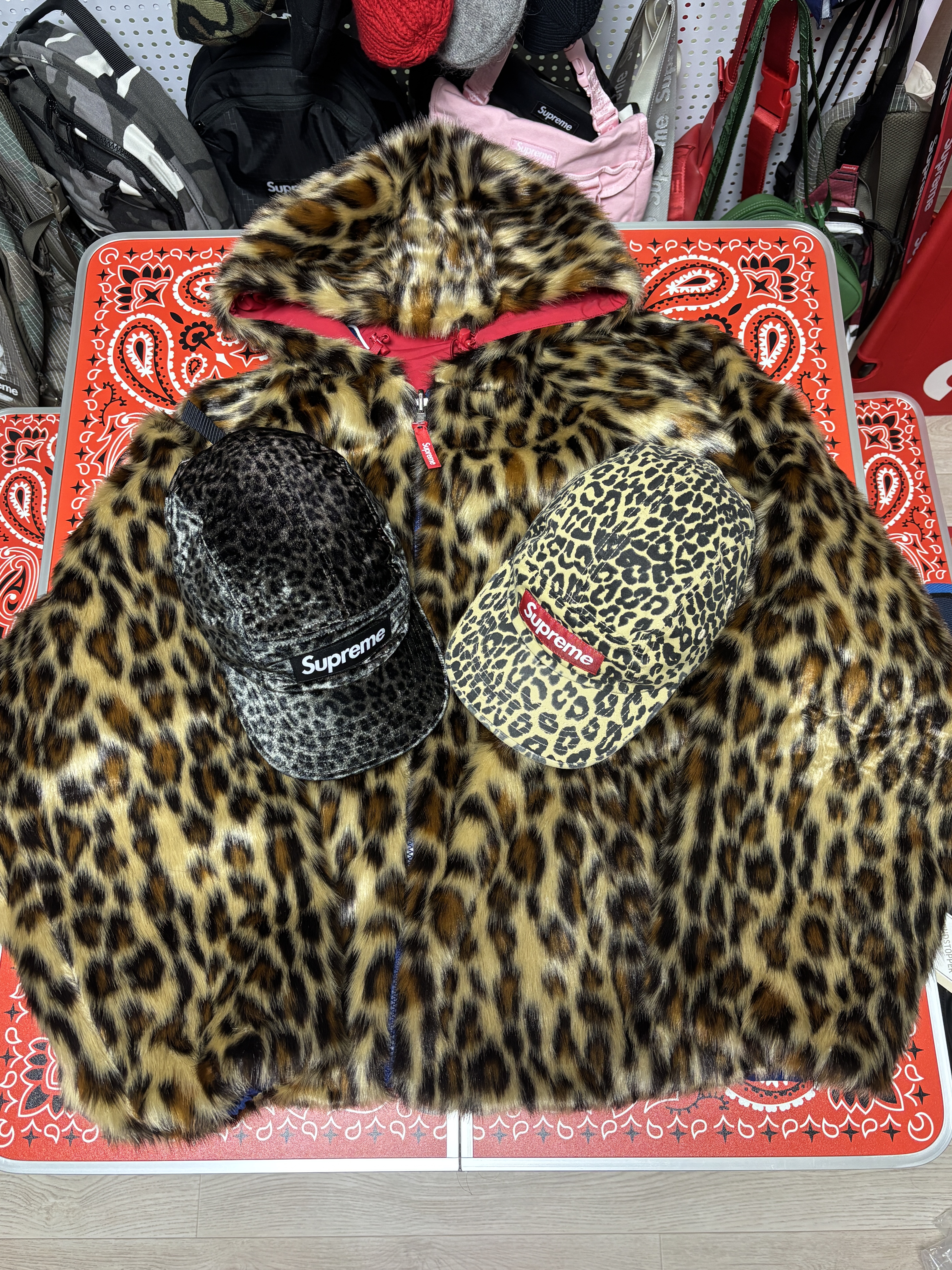 Supreme Faux Fur Reversible Hooded Track Jacket Red - 25SS, Supreme Washed Chino Twill Camp Cap Leopard - 23FW 착용 스타일 - 1