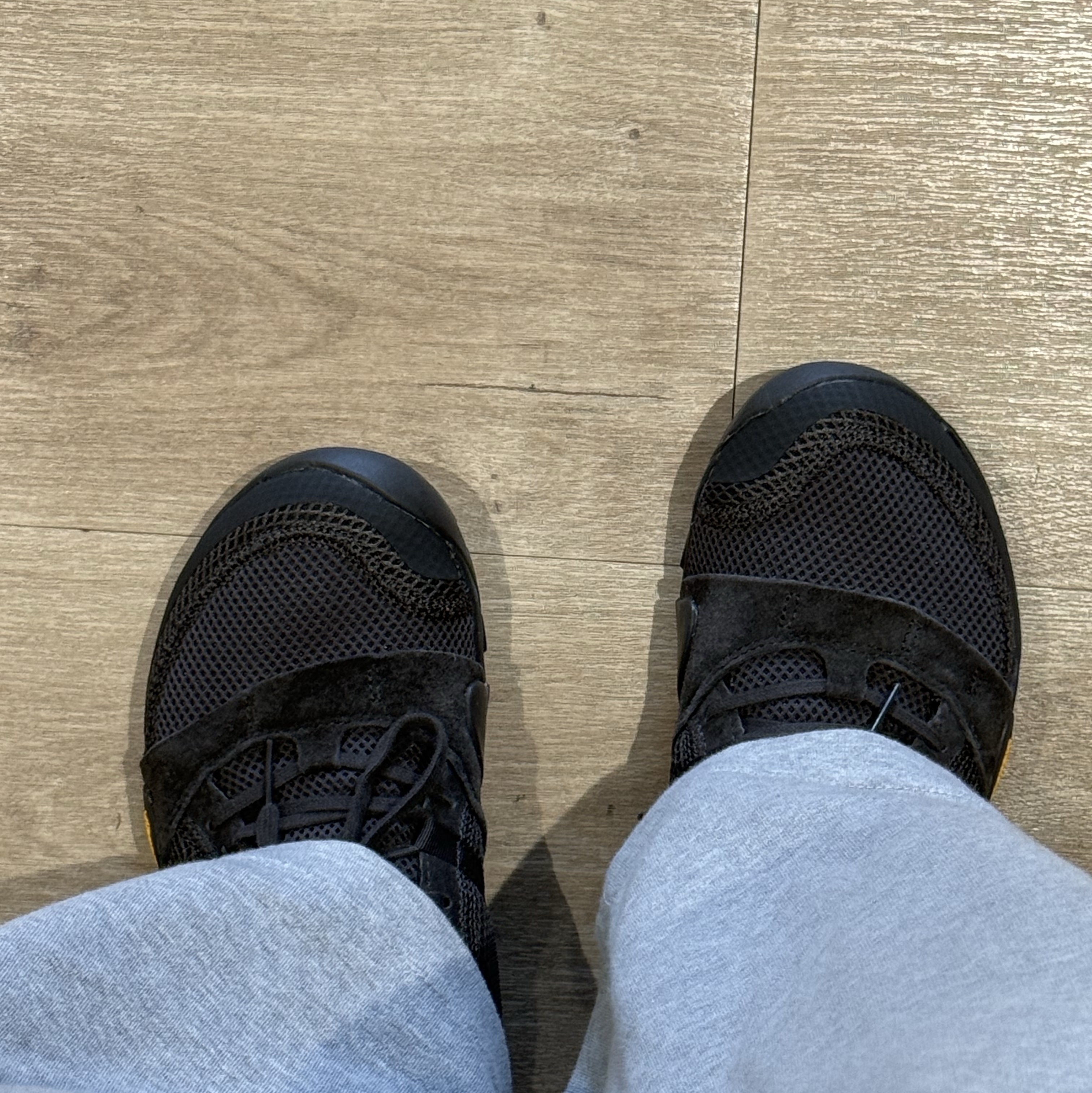 New Balance Minimus MT10O Black Castlerock 착용 스타일