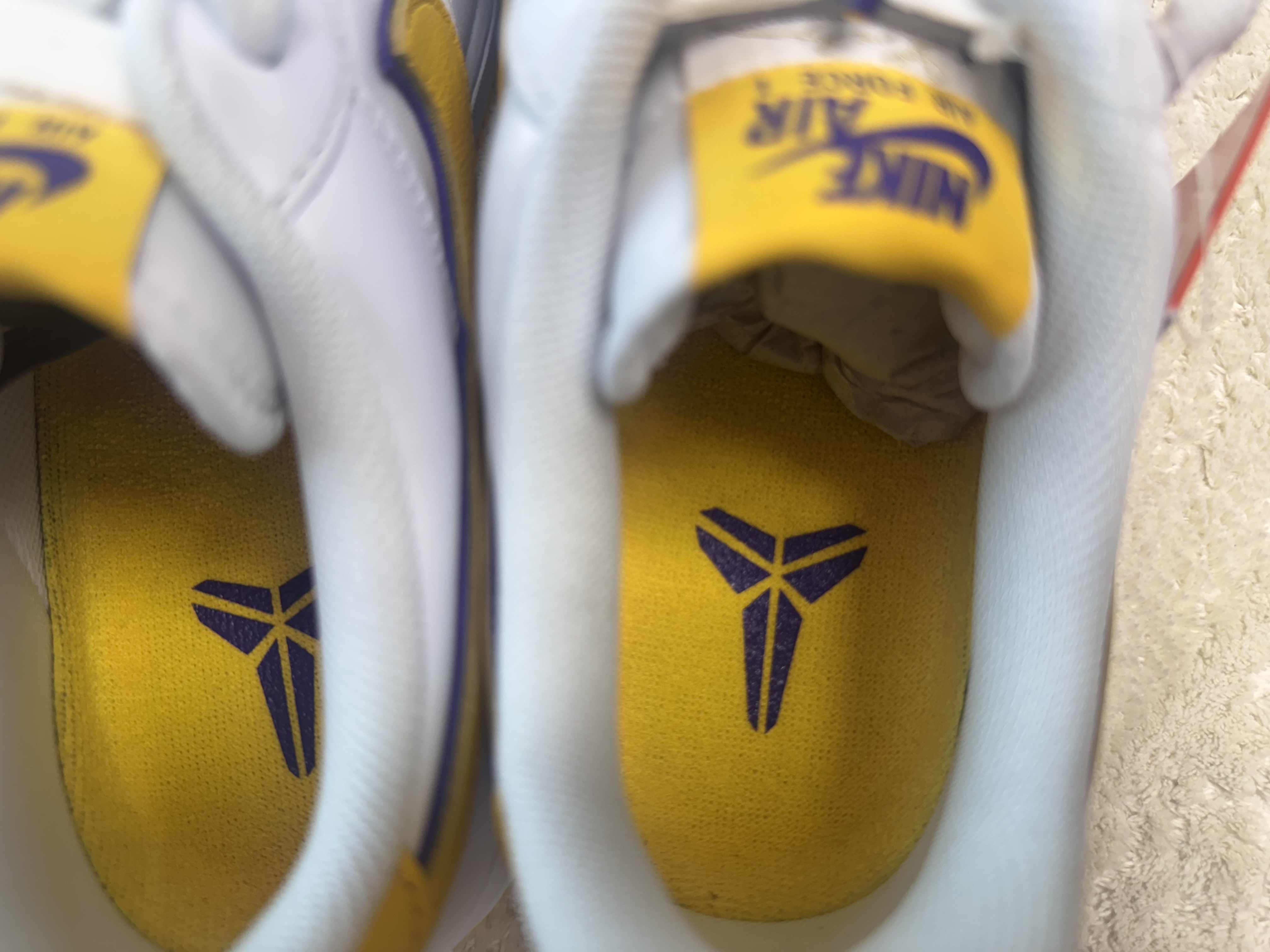 Nike x Kobe Bryant Air Force 1 Low Retro QS Varsity Maize and Varsity Purple 착용 스타일 - 4