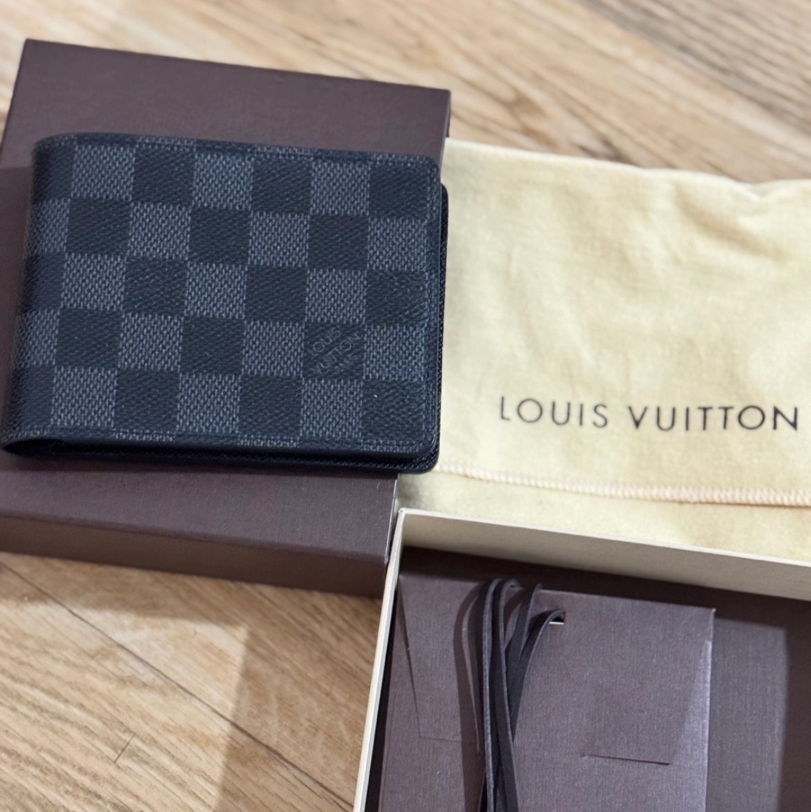 Louis Vuitton Envelope Business Card Holder Damier Graphite 착용 스타일