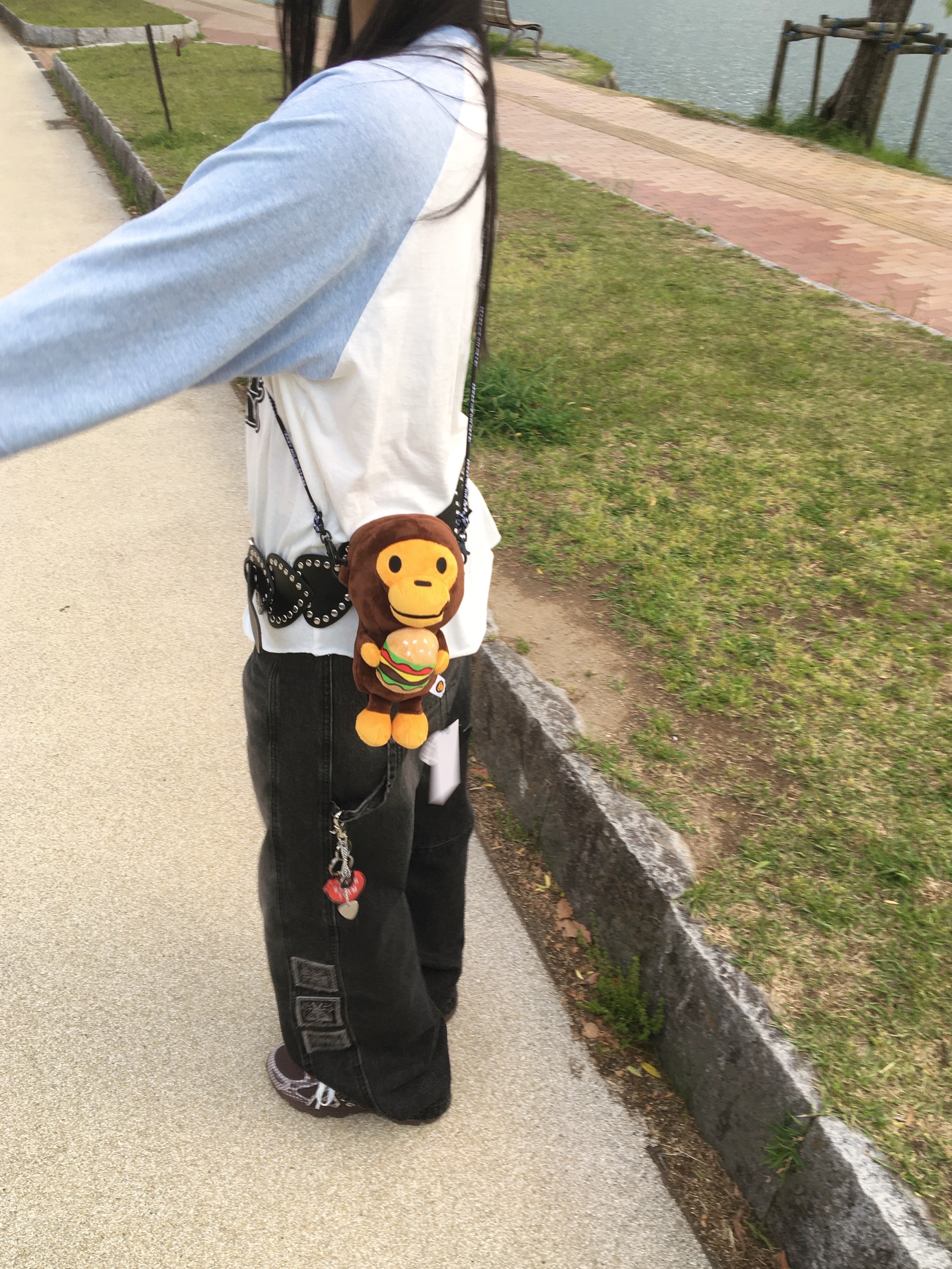 Hysteric Glamour Hysteric Jeans 3/4 Sleeve T-Shirt Blue, BAPE Baby Milo Mobile Bag 1 Brown 착용 스타일 - 3
