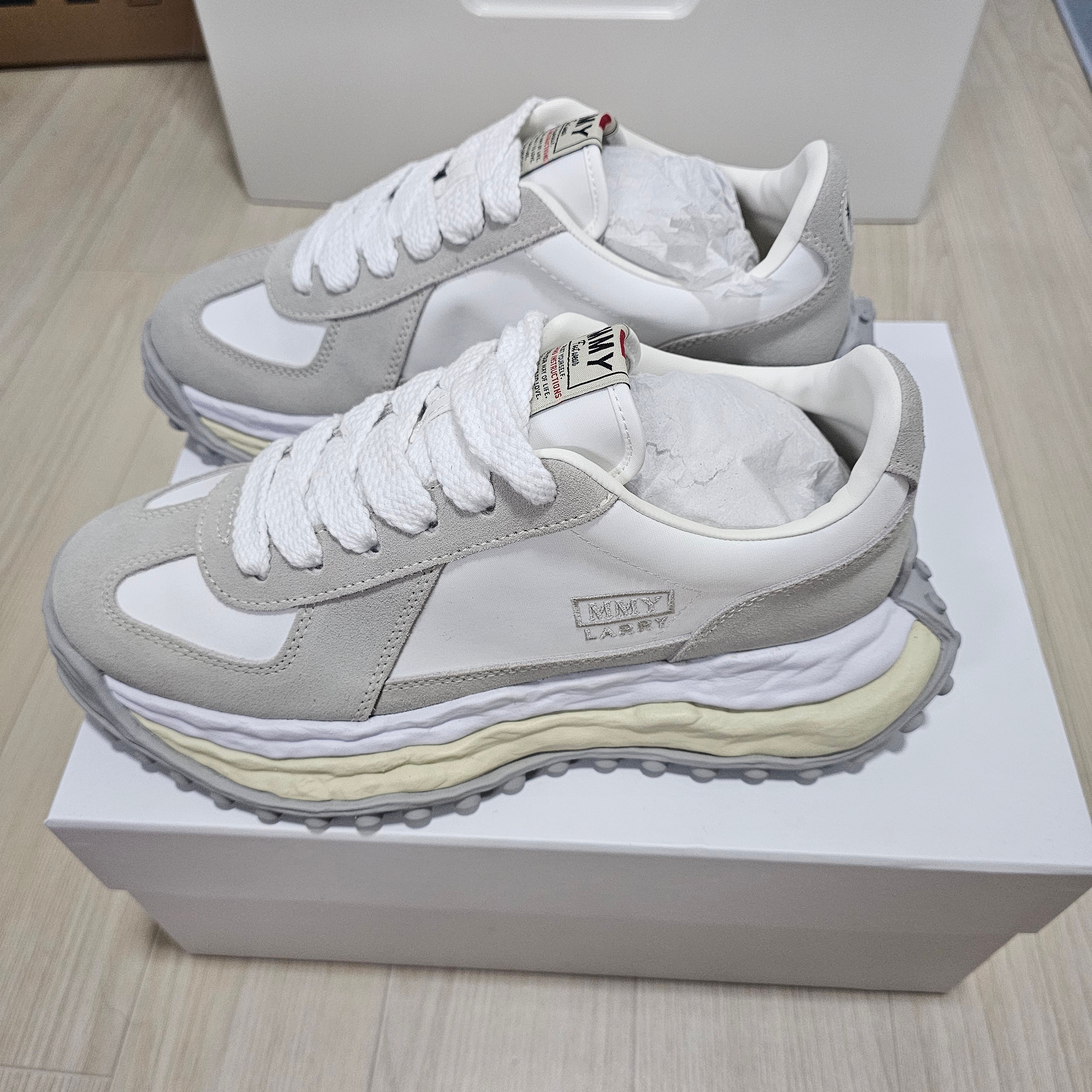 Maison Mihara Yasuhiro Larry OG Sole Mix Material Low-top Sneakers White 착용 스타일 - 2
