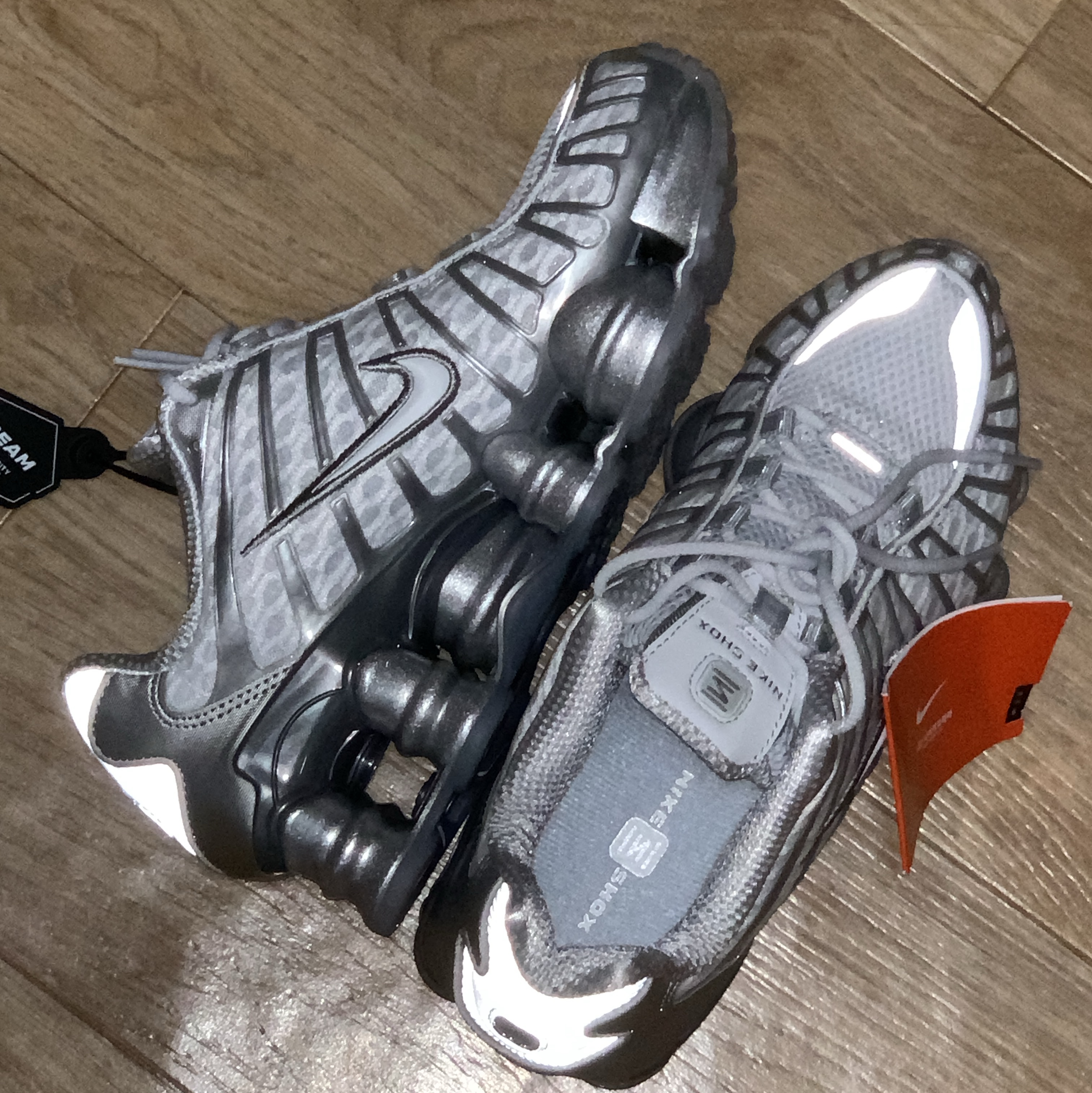 (W) Nike Shox TL Pure Platinum and Metallic Silver 착용 스타일 - 1