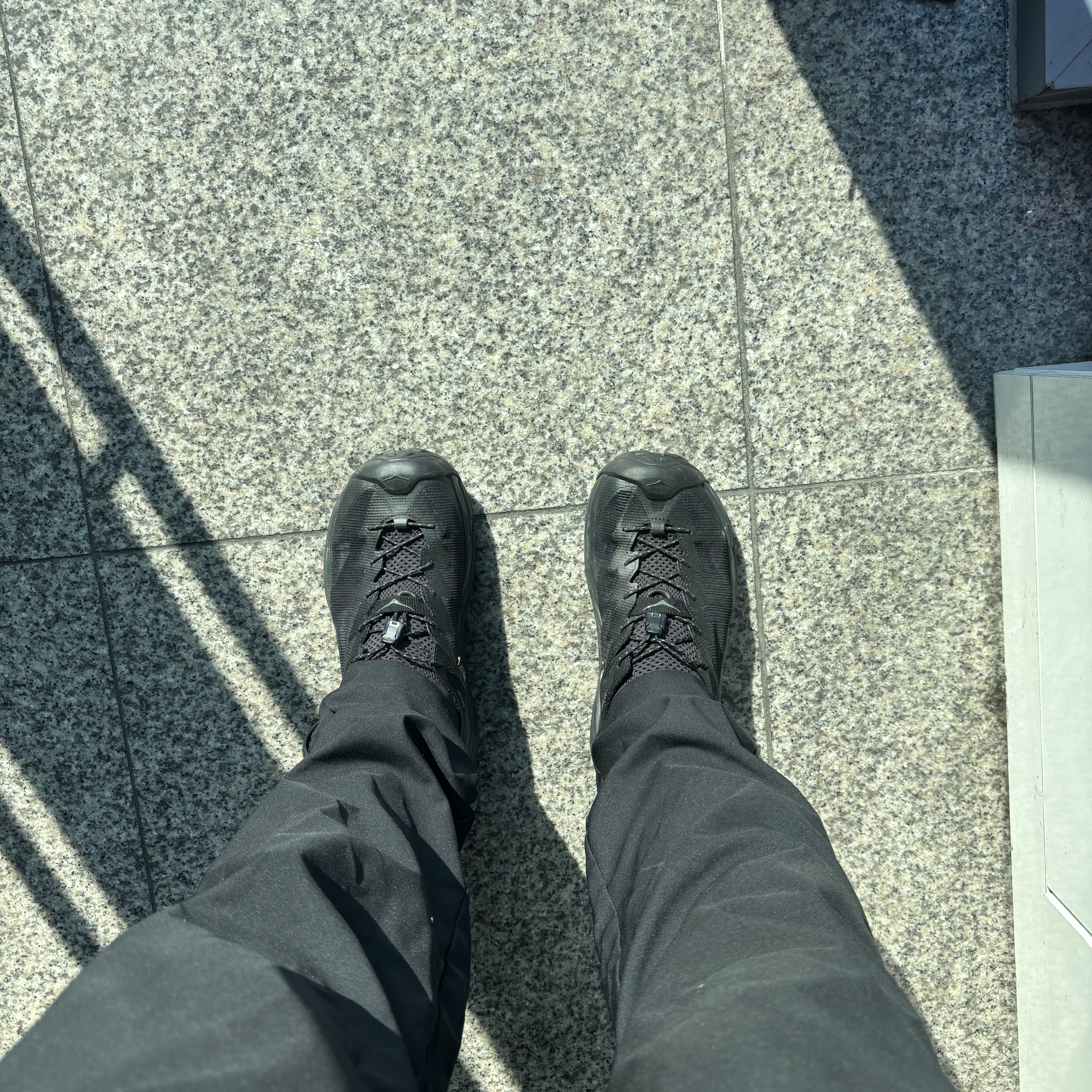 Hoka Hopara 2 Black 착용 스타일 - 1
