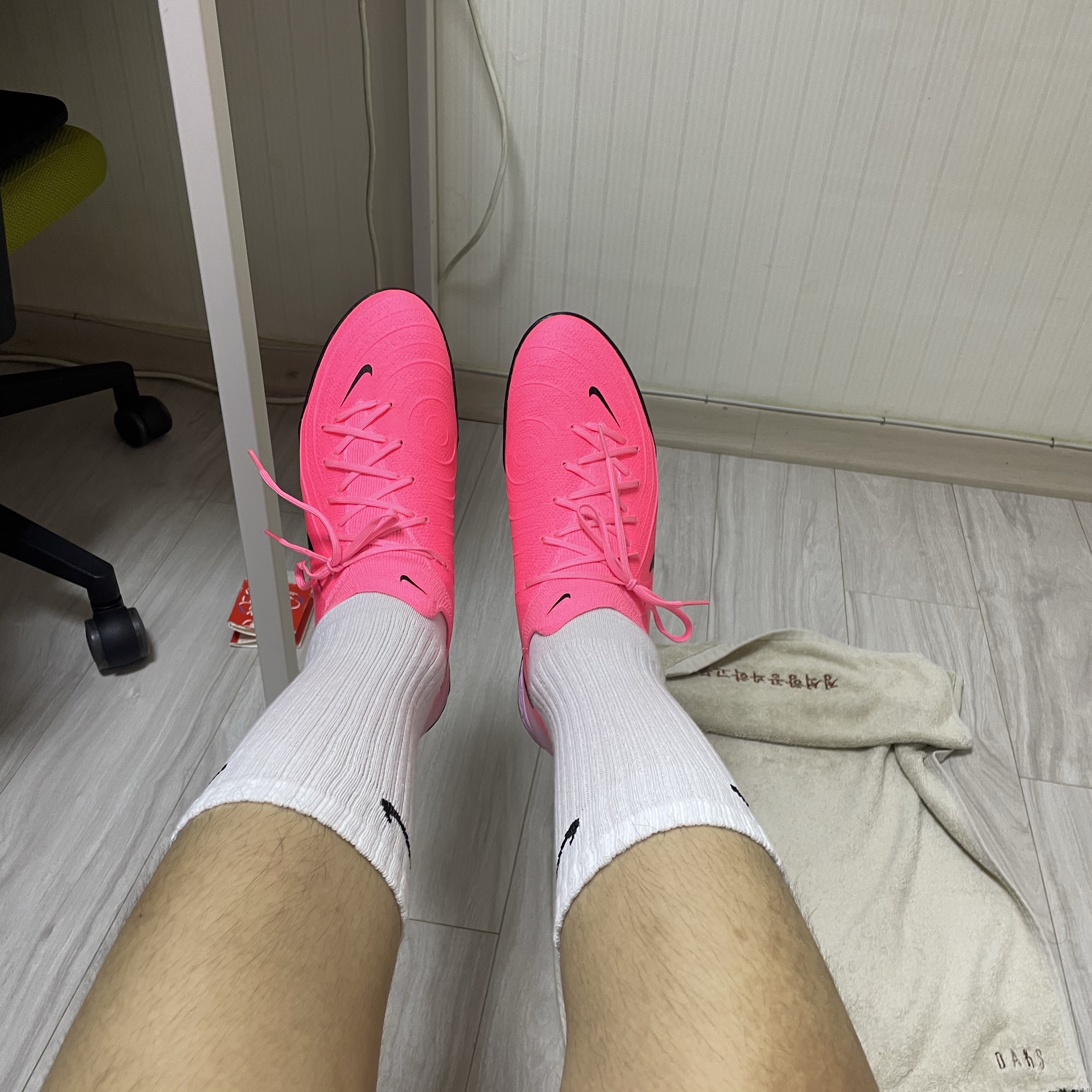 Nike Phantom GX 2 Pro TF Sunset Pulse Black 착용 스타일 - 1