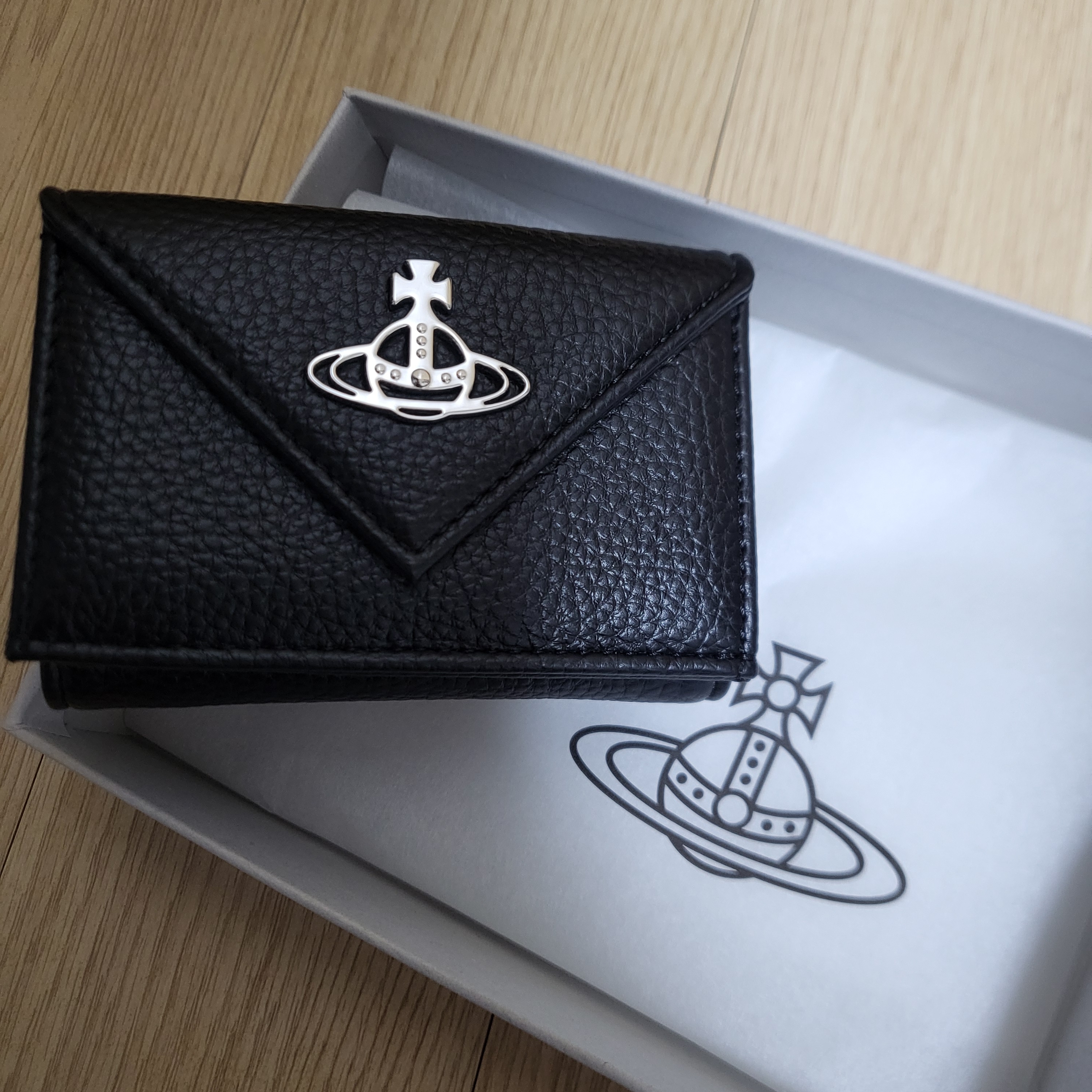 Vivienne Westwood Envelope Leather Bi-Fold Wallet Black 착용 스타일