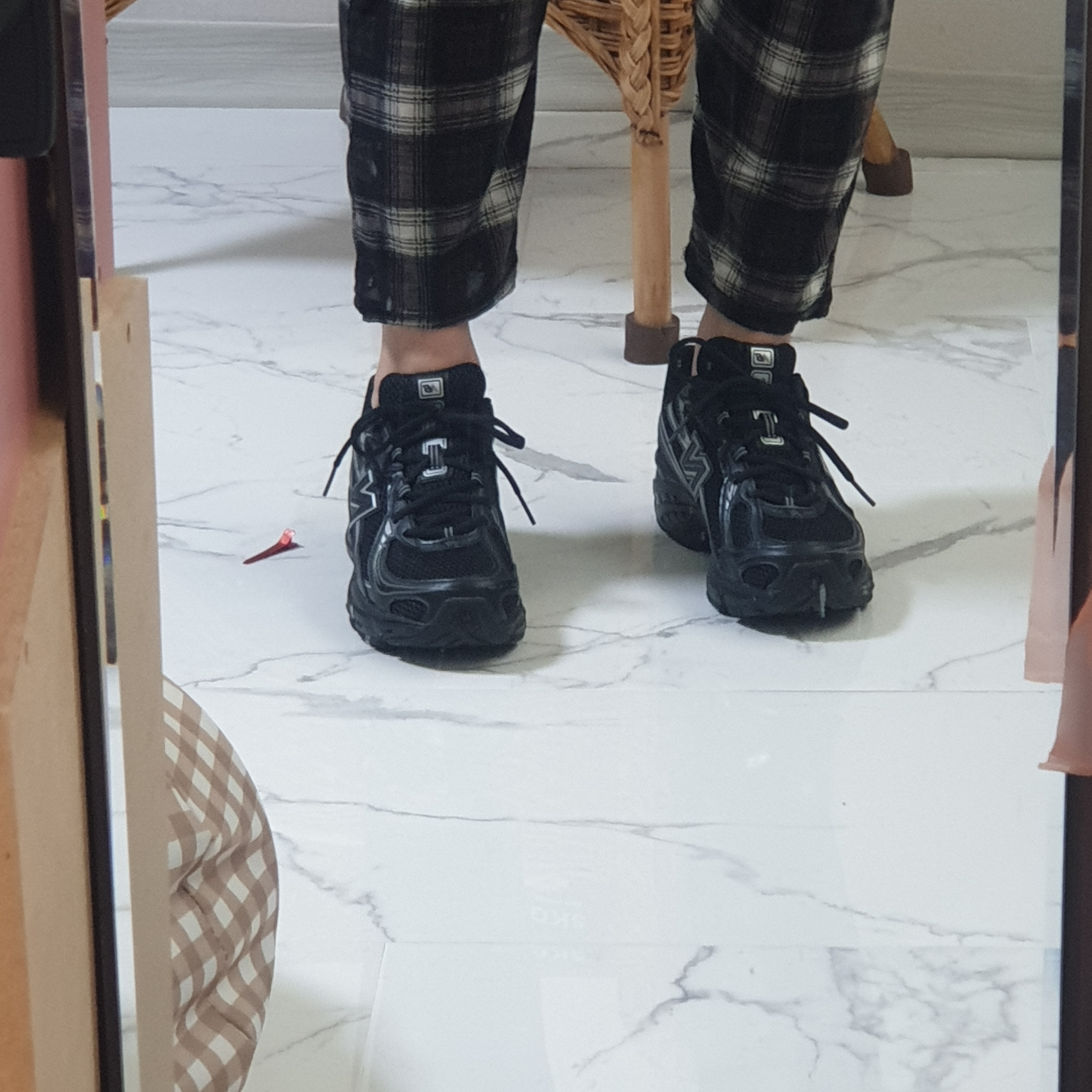 New Balance 740v2 Black Silver Metallic 착용 스타일 - 3