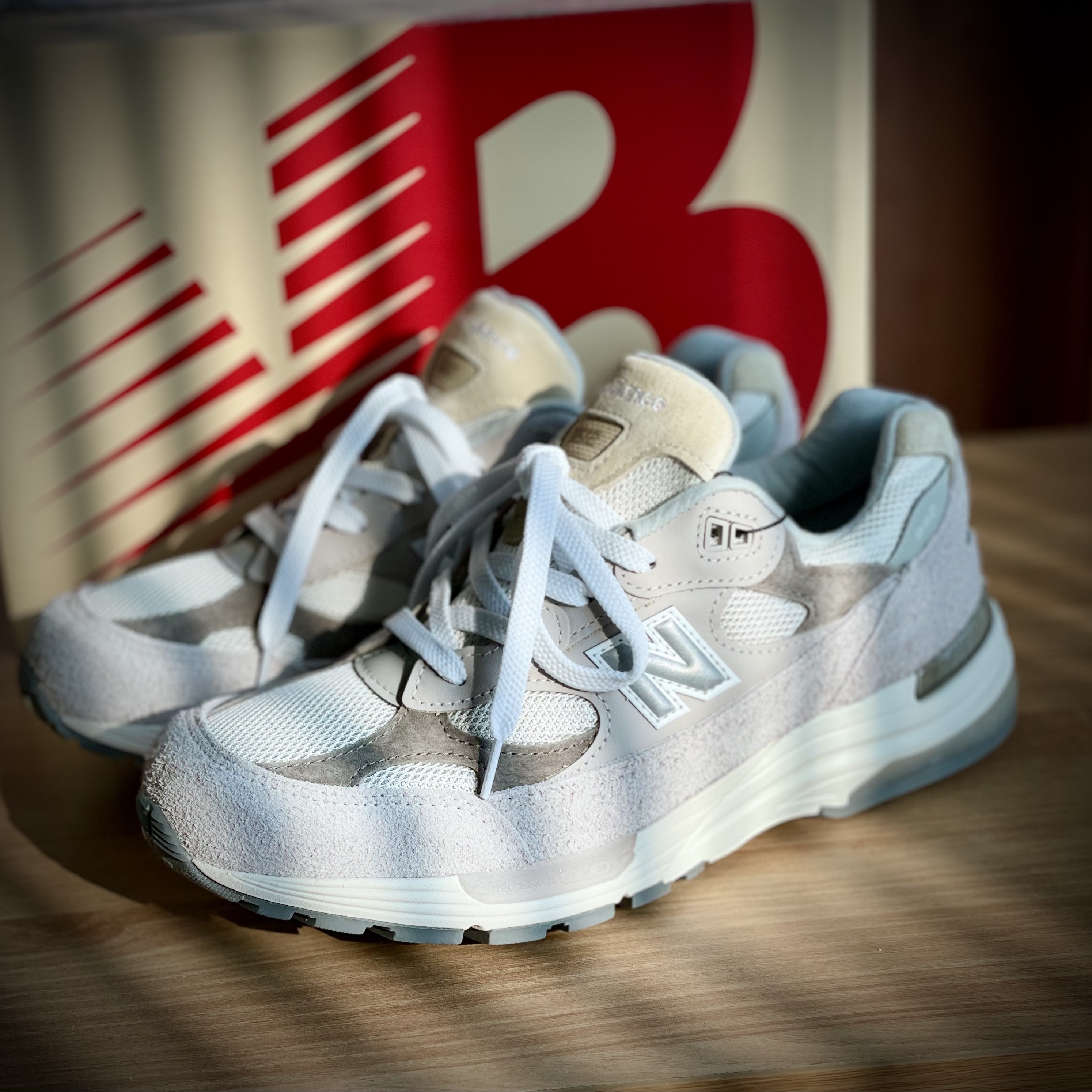 New Balance 992 Made in USA Moonrock Mushroom 착용 스타일 - 2