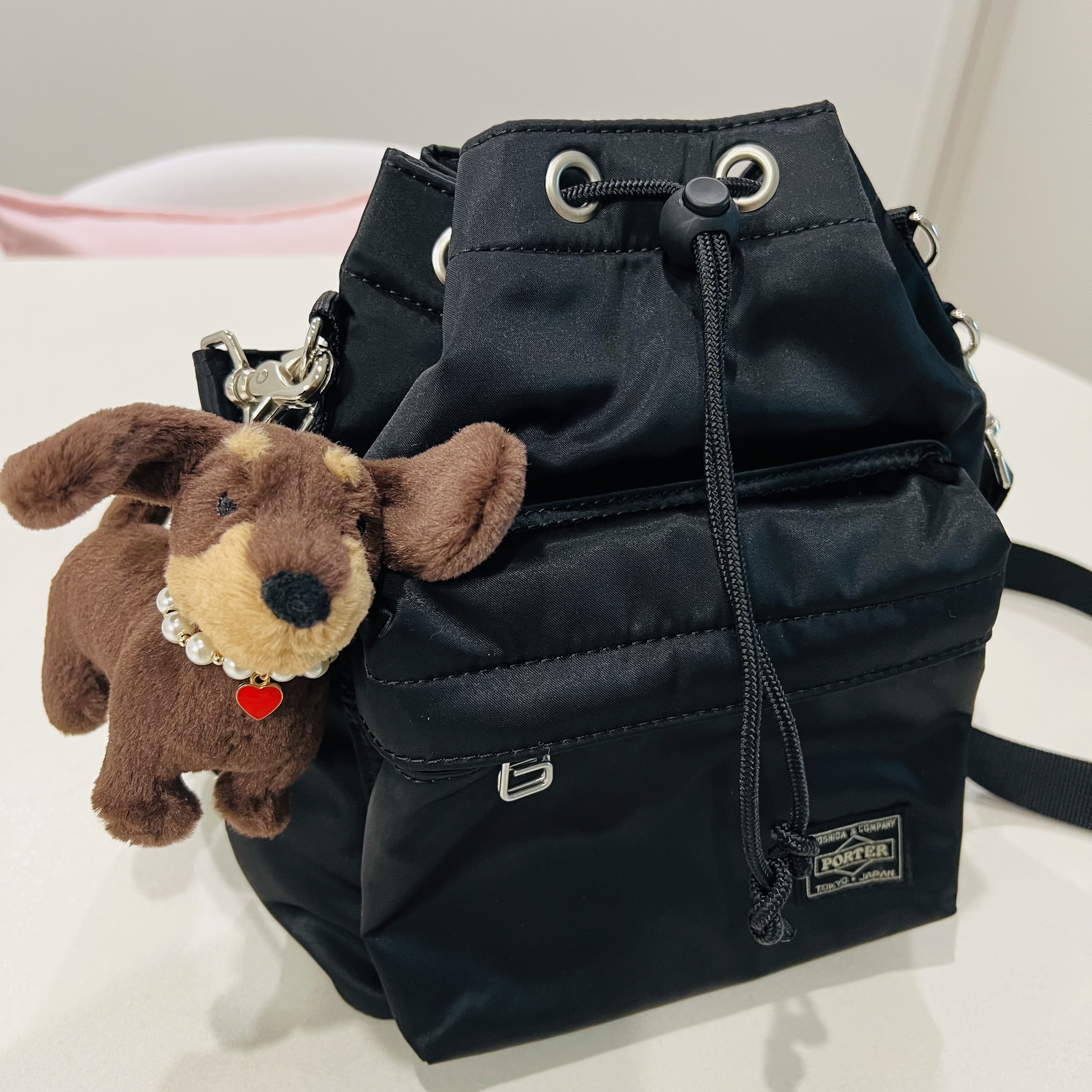 Jellycat Otto Sausage Dog Bag Charm Brown, Porter Balloonsac Black 착용 스타일