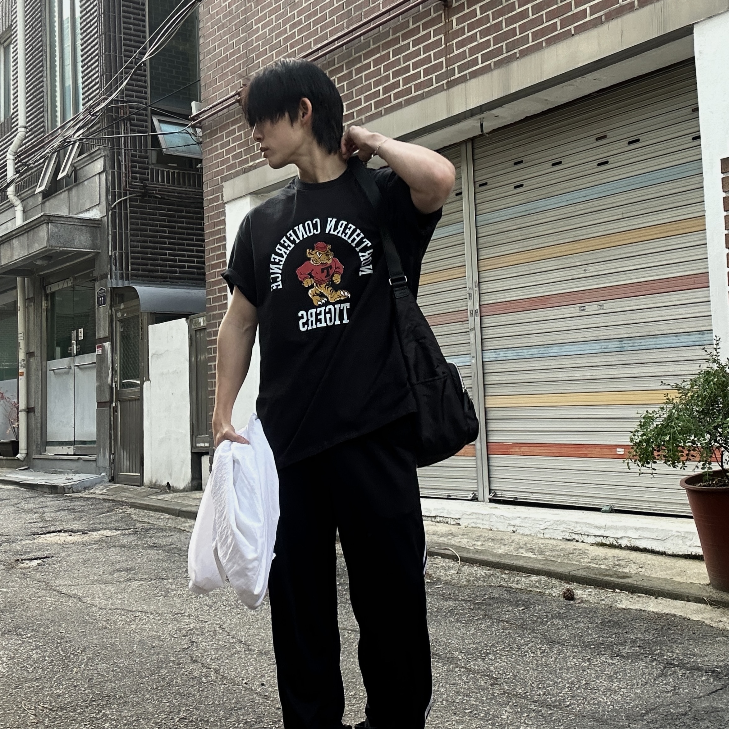 Gildan X American Collection Tiger T-Shirt Black 착용 스타일 - 1