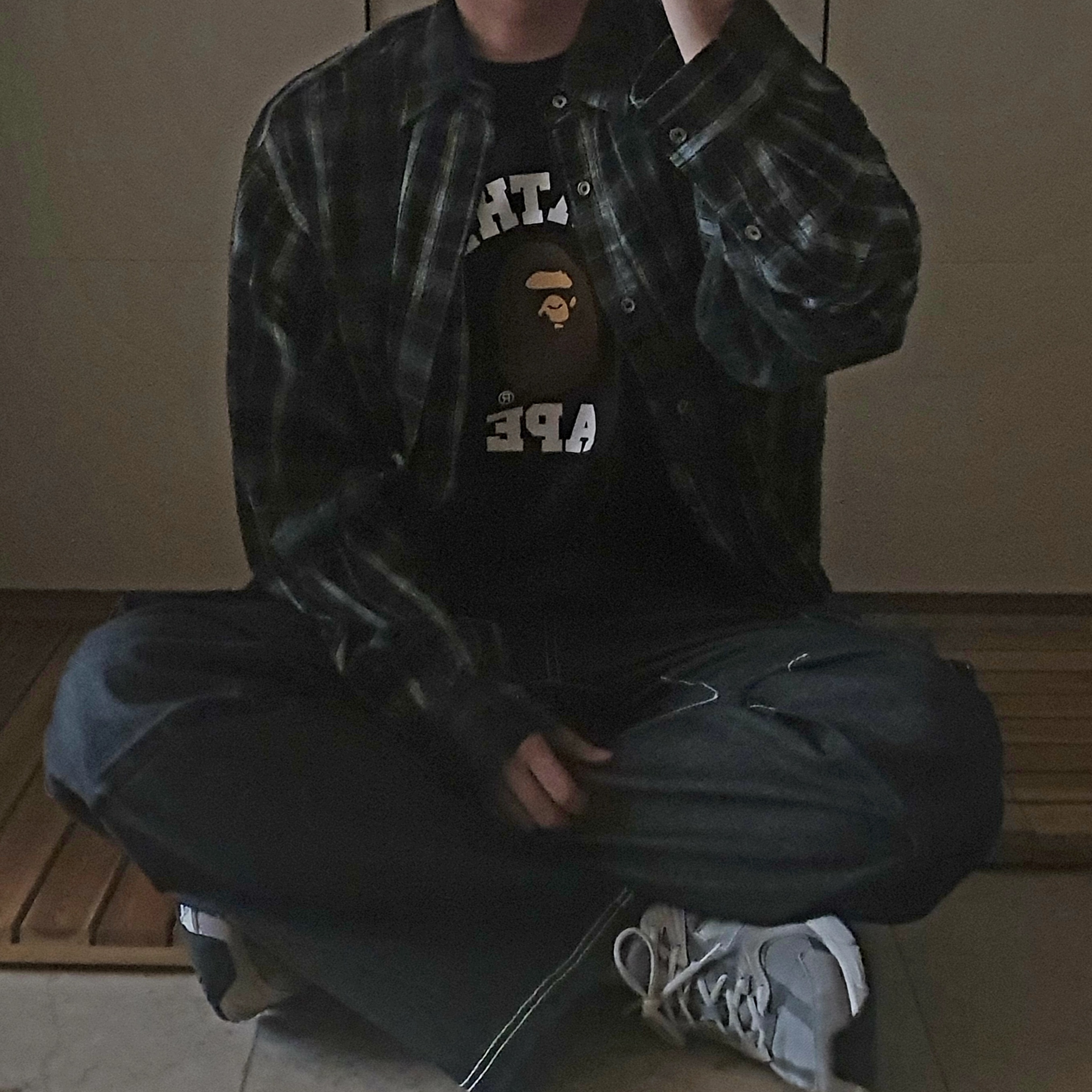 BAPE College T-Shirt Black, New Balance 530 Grey 착용 스타일 - 2