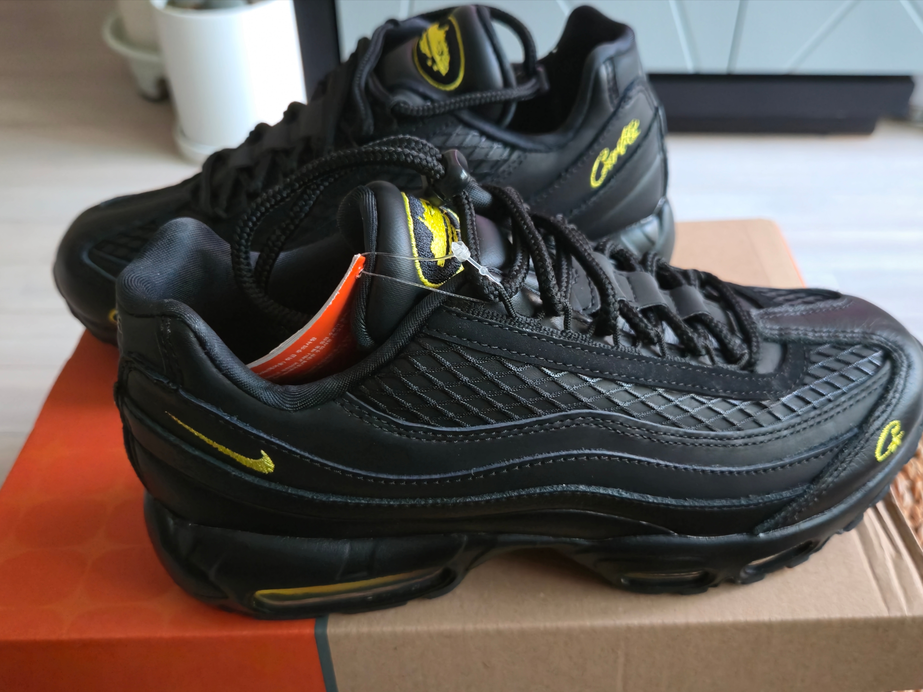 Nike x Corteiz Air Max 95 Black and Tour Yellow 착용 스타일 - 4