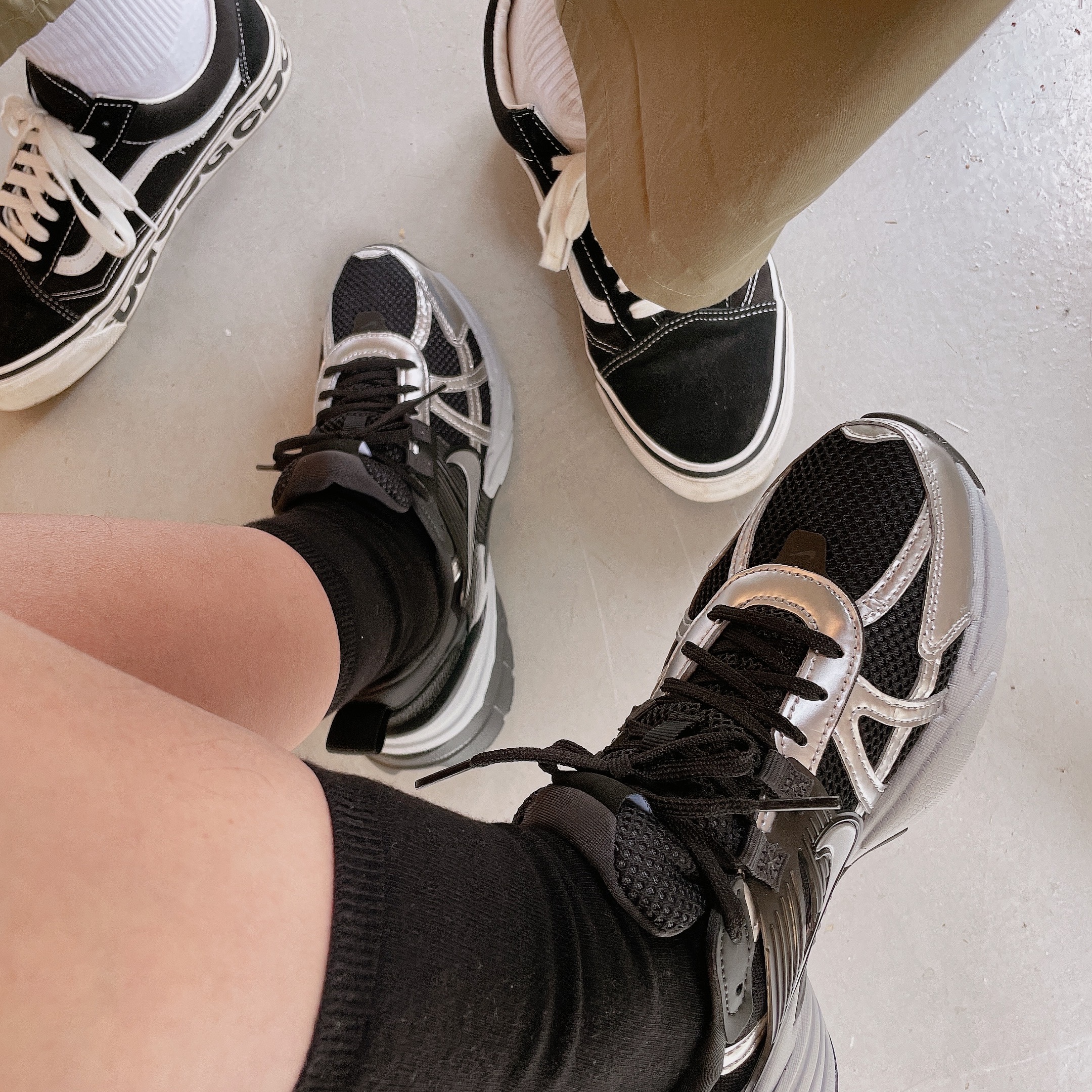 (W) Nike V2K Run Black Dark Smoke Grey 착용 스타일