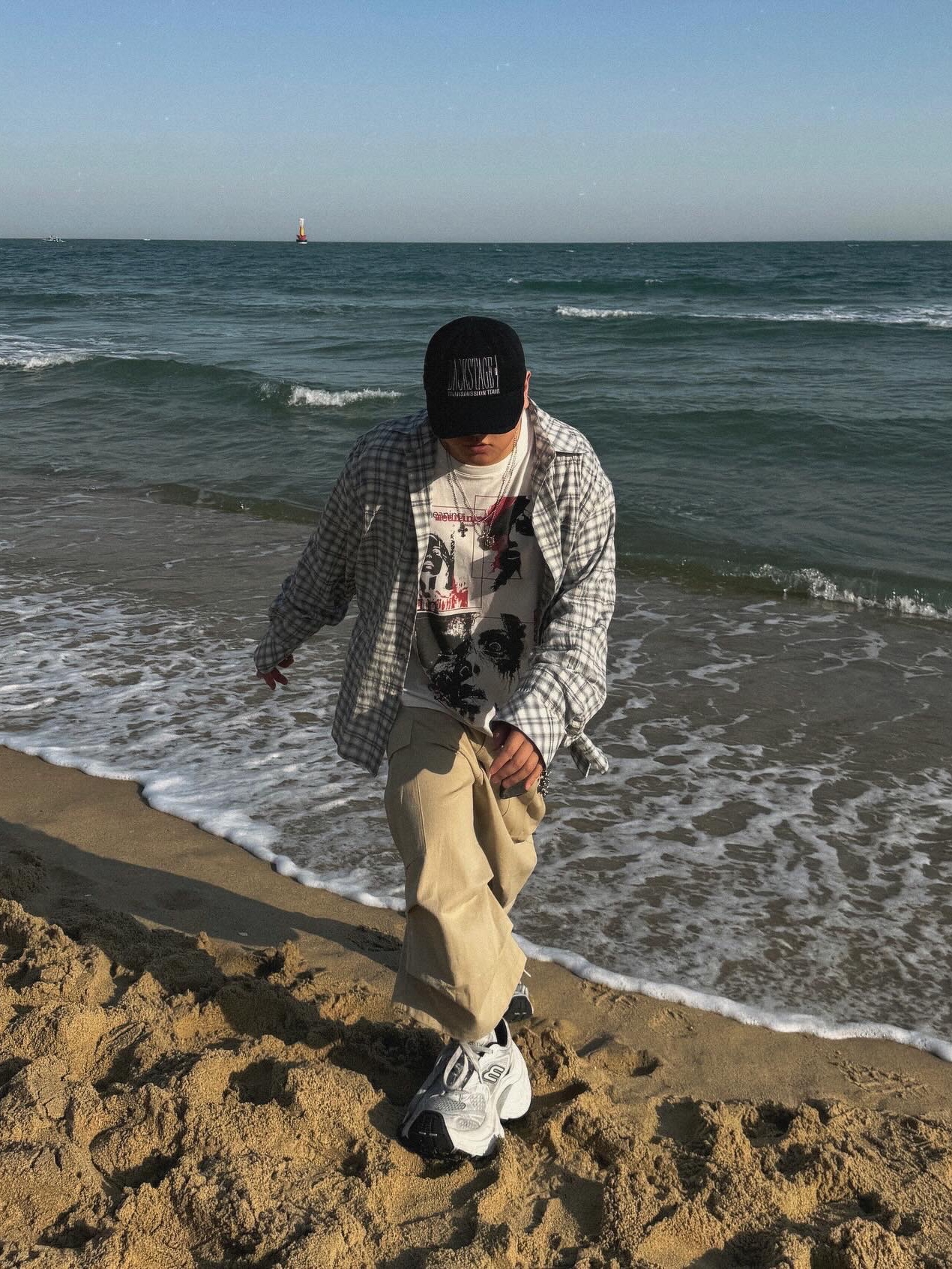 Undermycar Mu.37 Anti Fxxking Logo Play Basic Long Sleeve Check Shirts White Blue, Nonnod Side cargo shorts Beige 착용 스타일