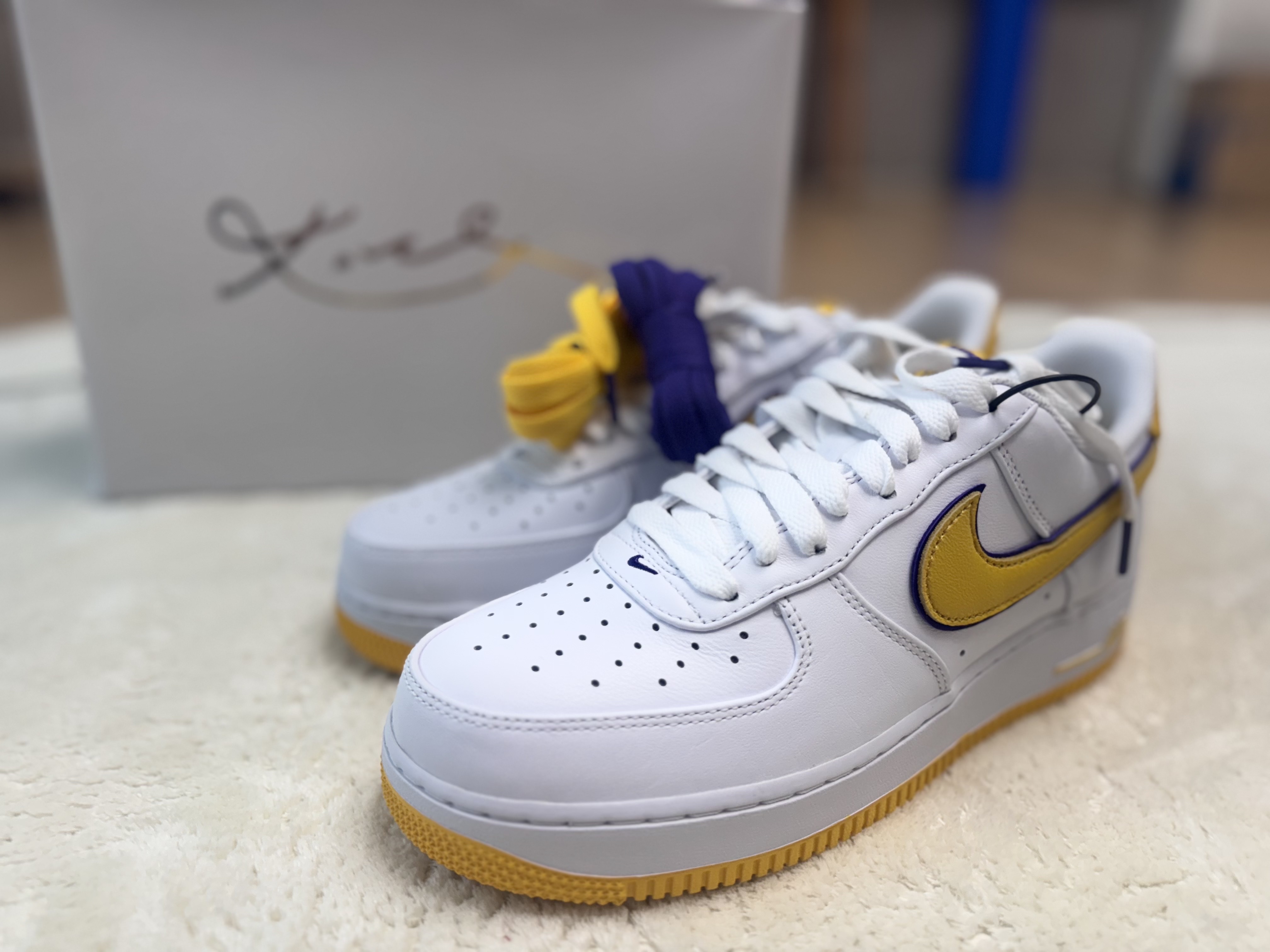 Nike x Kobe Bryant Air Force 1 Low Retro QS Varsity Maize and Varsity Purple 착용 스타일 - 2