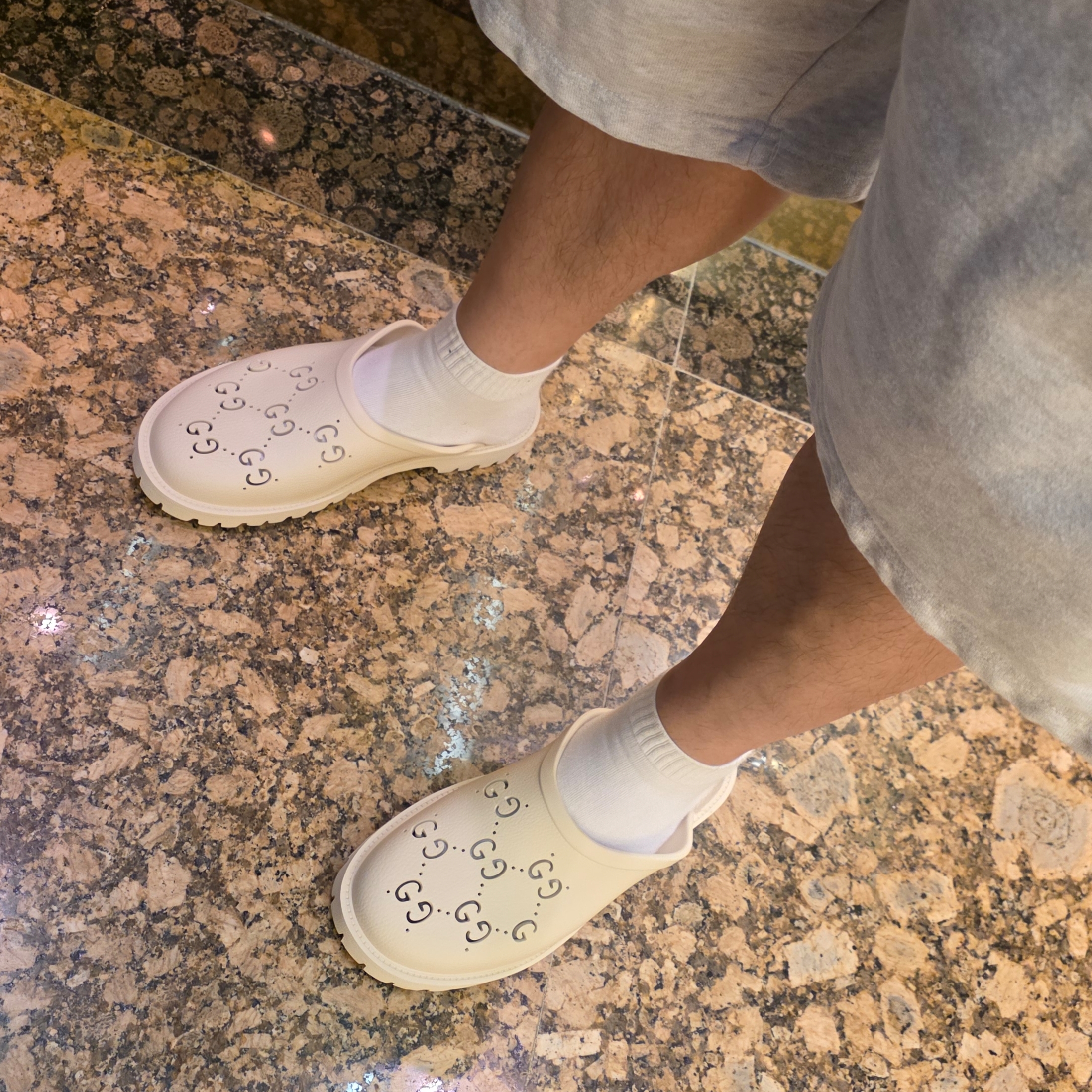 Gucci GG Rubber Slip On Sandal White 착용 스타일