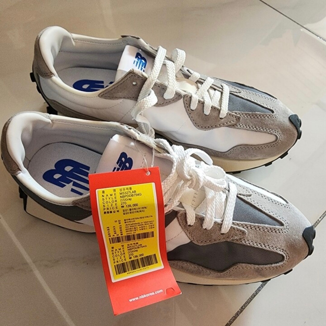 New Balance 327 Grey 착용 스타일
