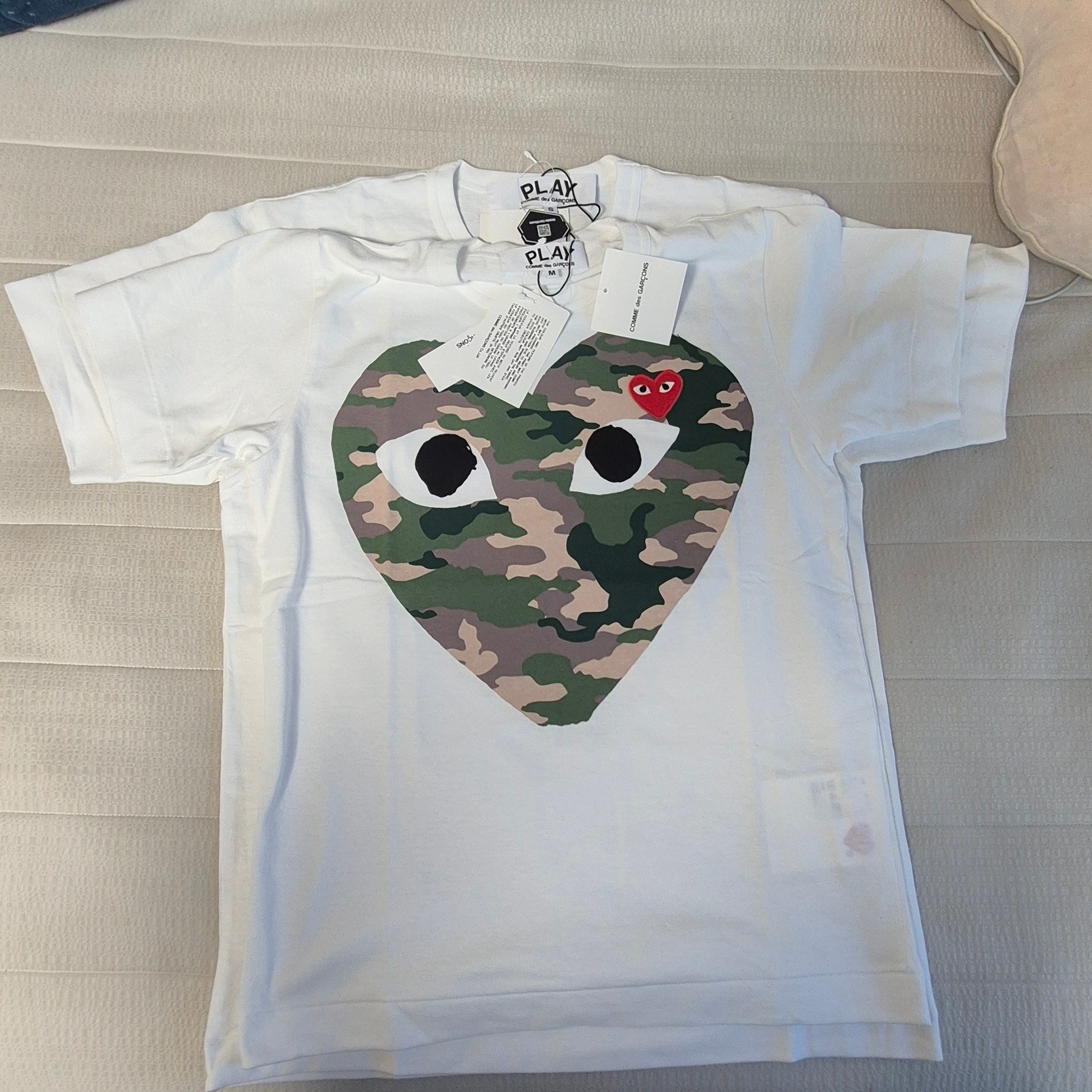 (W) Play Comme des Garcons Camouflage Heart T-Shirt White 착용 스타일