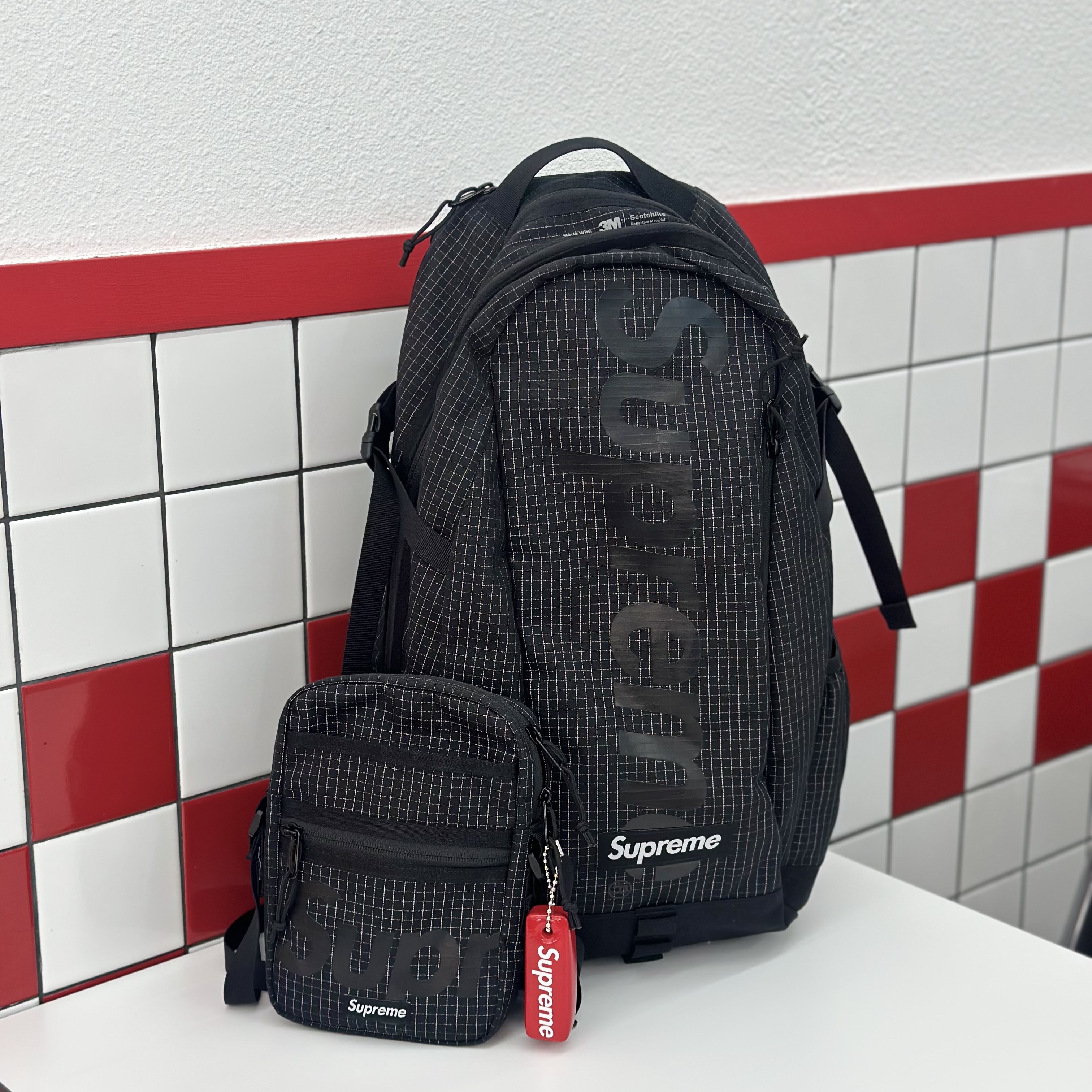 Supreme Shoulder Bag Black - 24SS, Supreme Floating Keychain Red - 23FW 착용 스타일 - 2