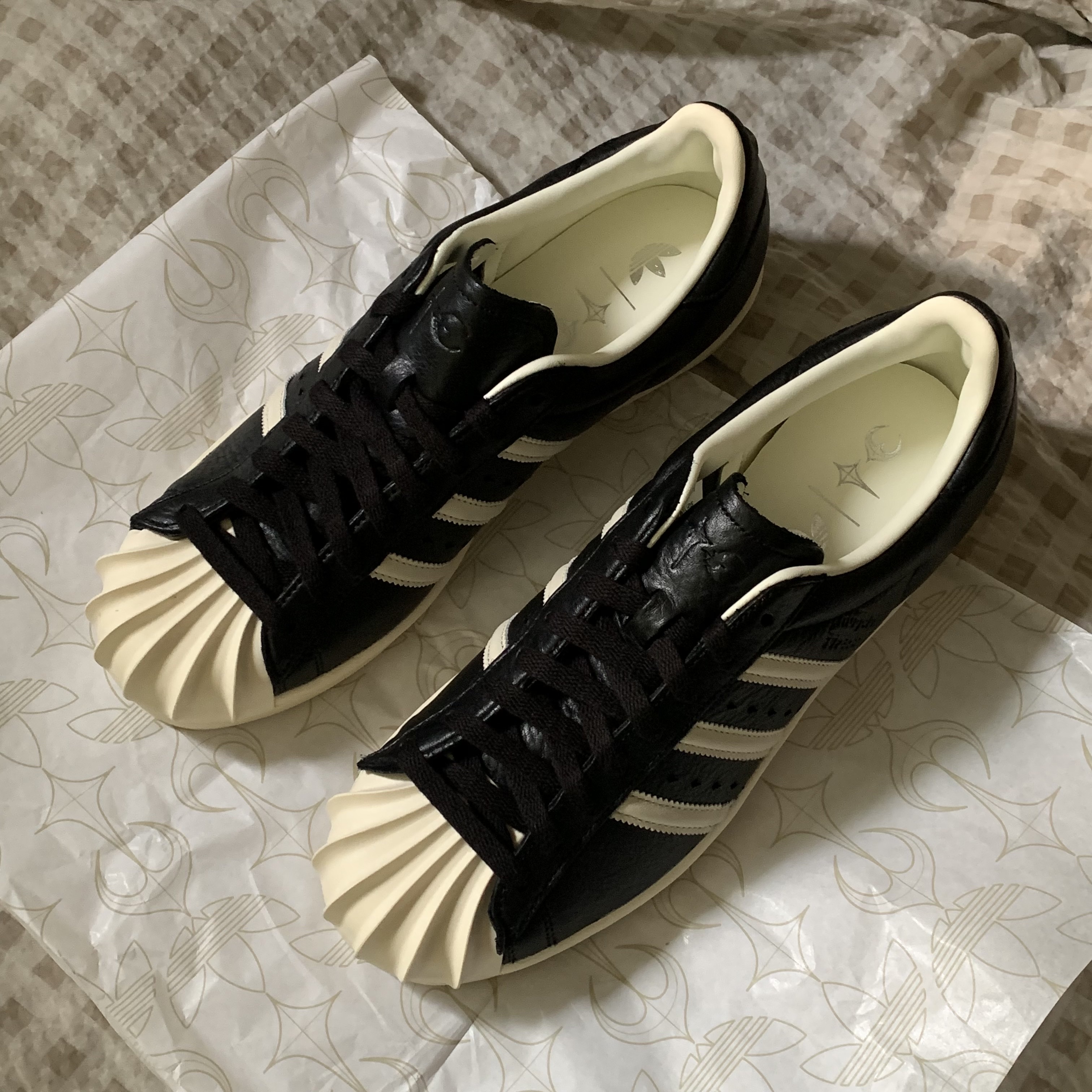 Adidas x Thug Club Superstar Vintage Core Black Cream White 착용 스타일 - 2