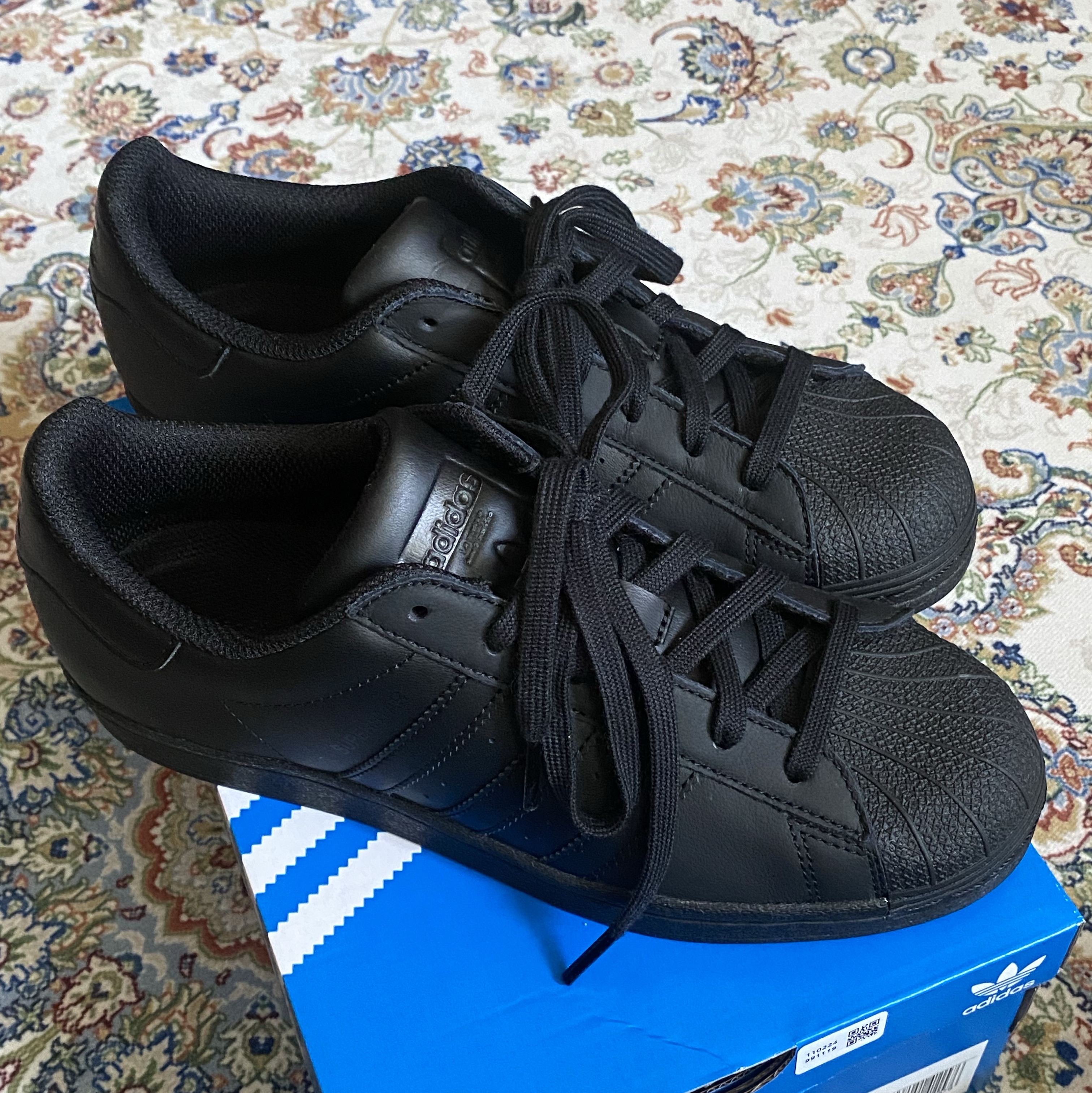 Adidas Superstar Triple Black 착용 스타일 - 2