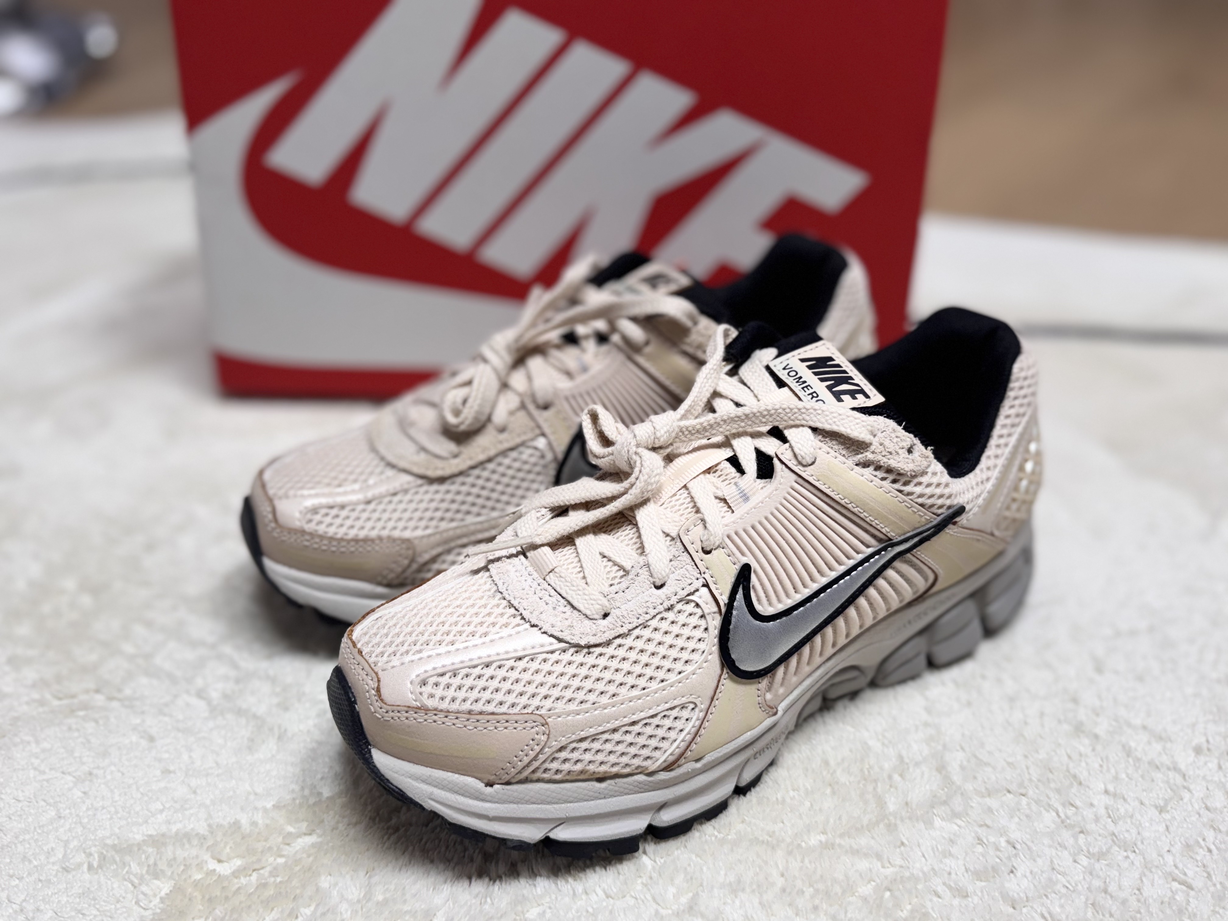 (W) Nike Zoom Vomero 5 Pearl White Chrome 착용 스타일 - 1