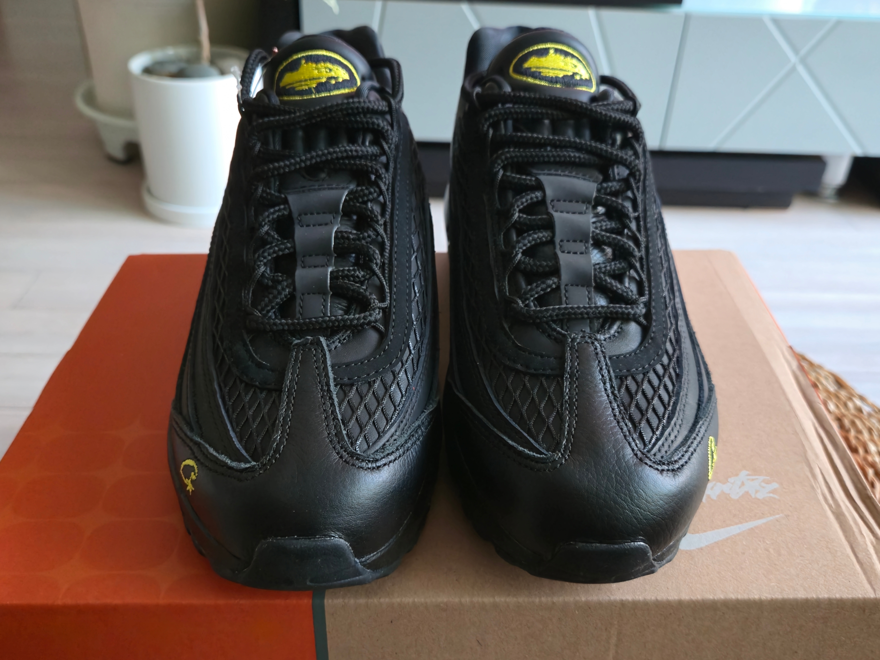 Nike x Corteiz Air Max 95 Black and Tour Yellow 착용 스타일 - 2