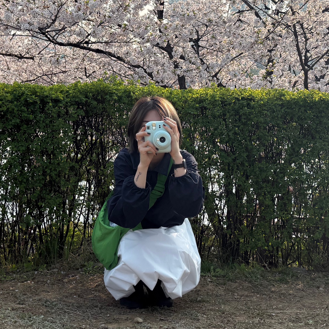 COS Nylon Crossbody Saddle Bag Green 착용 스타일
