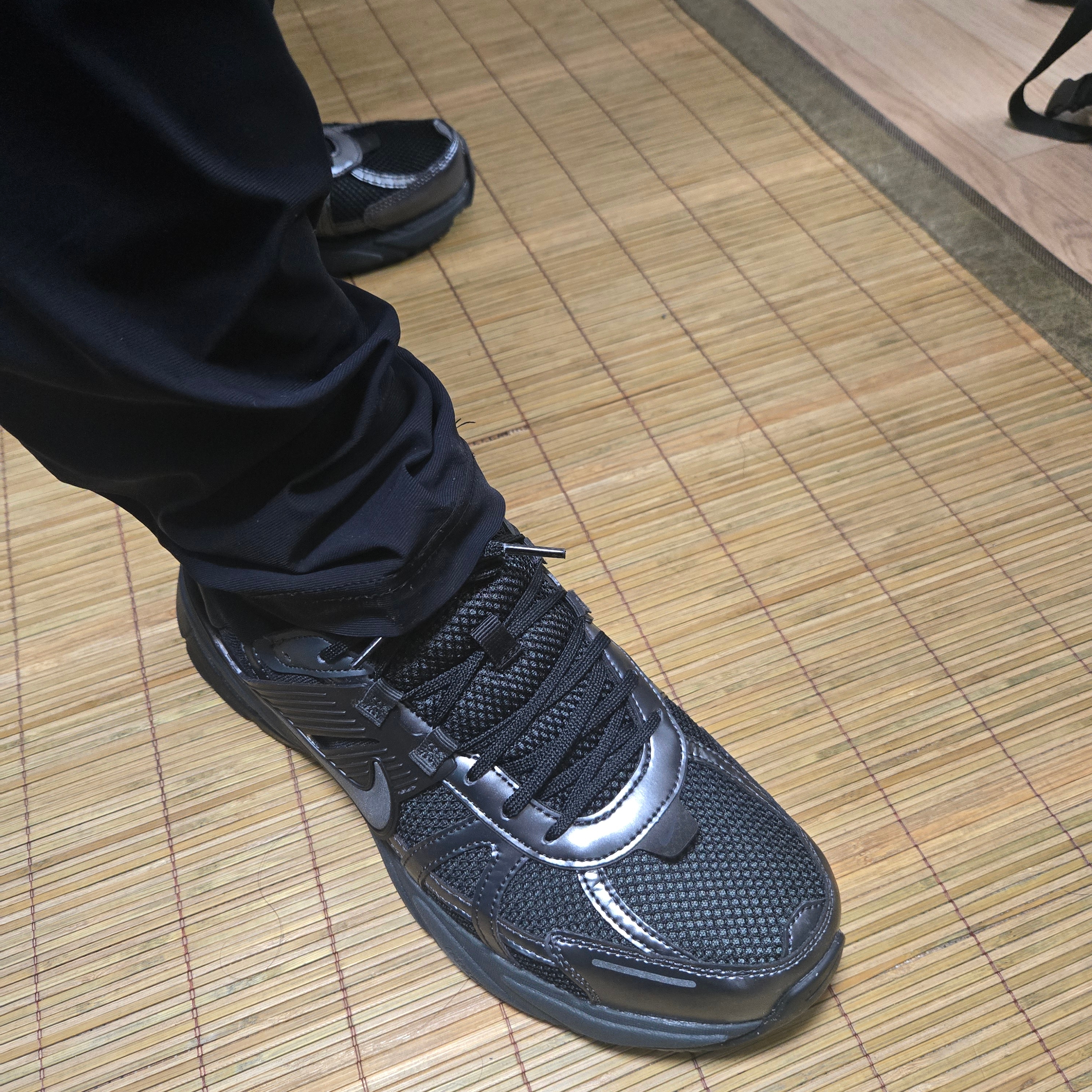 Nike V2K Run Black Anthracite 착용 스타일 - 2