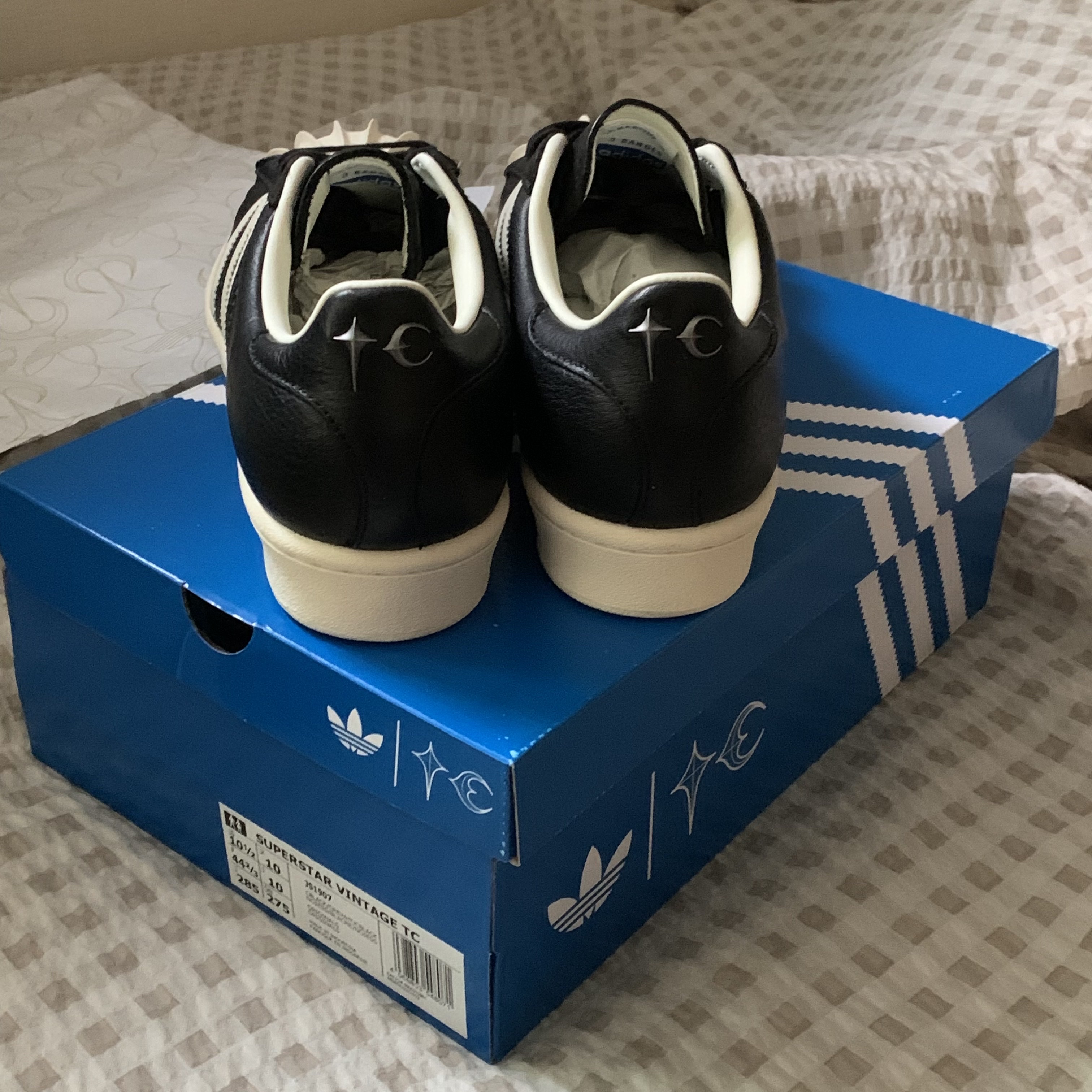 Adidas x Thug Club Superstar Vintage Core Black Cream White 착용 스타일 - 1