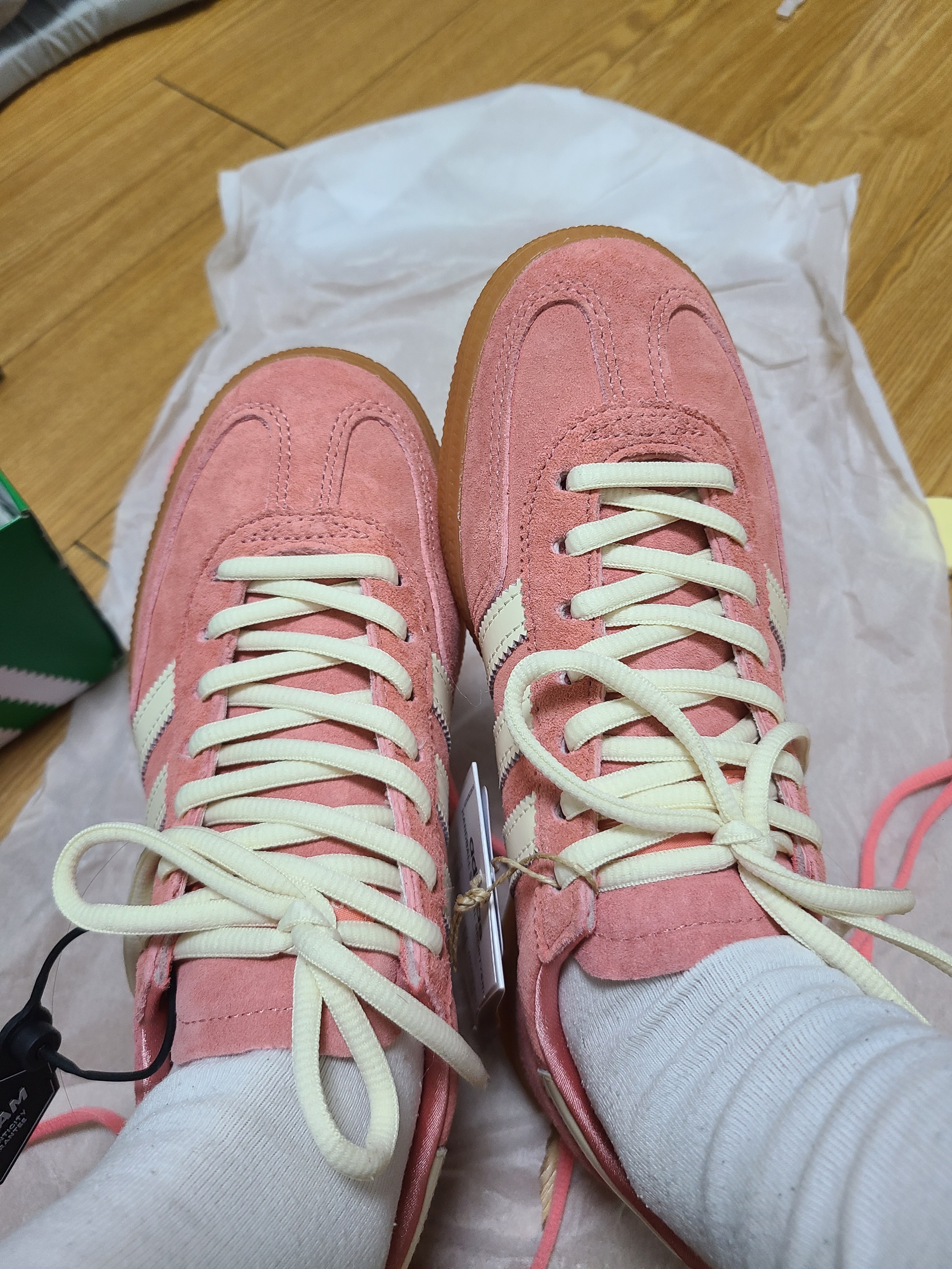 Adidas x Sporty & Rich Spezial Handball Pantone Cream White 착용 스타일 - 2