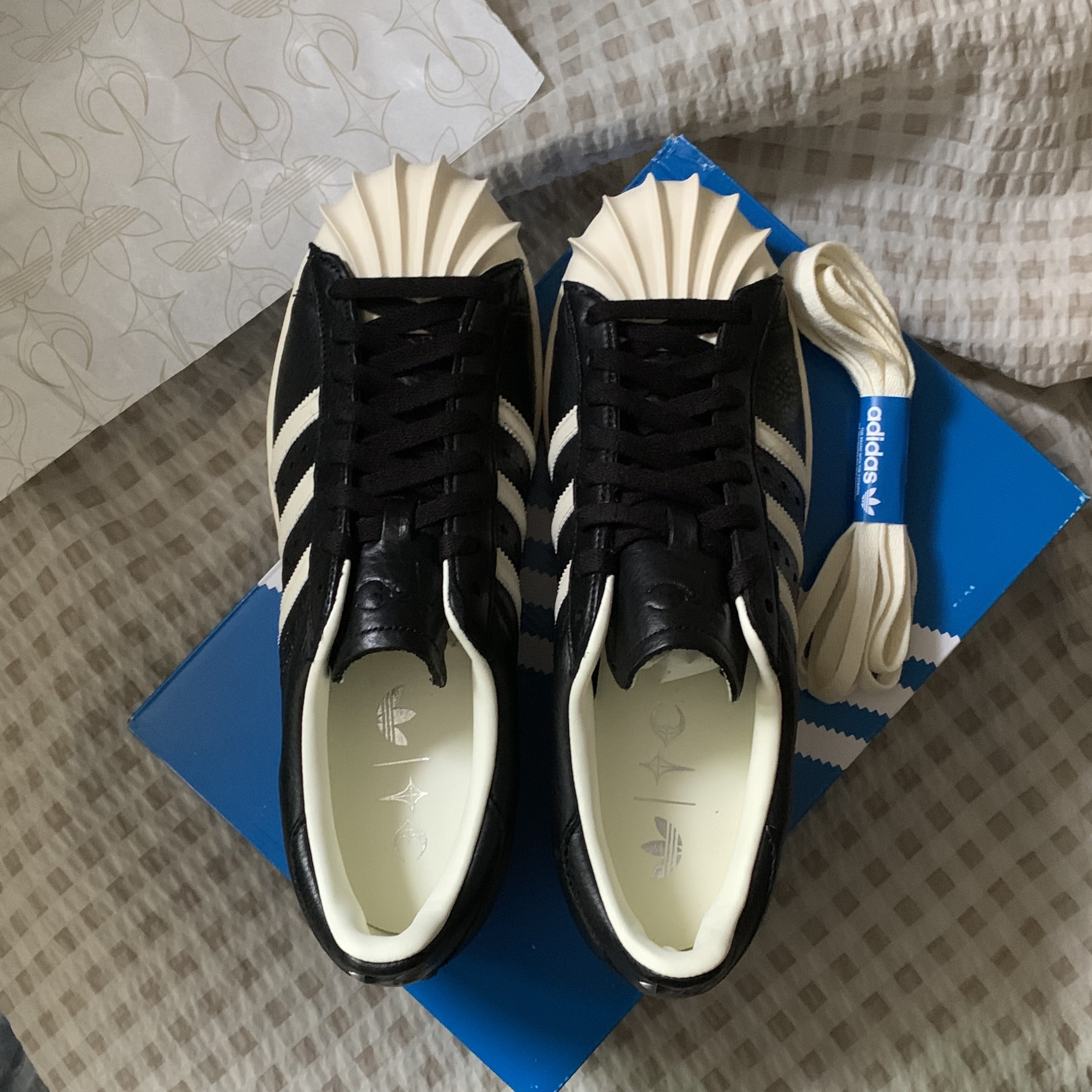 Adidas x Thug Club Superstar Vintage Core Black Cream White 착용 스타일 - 3