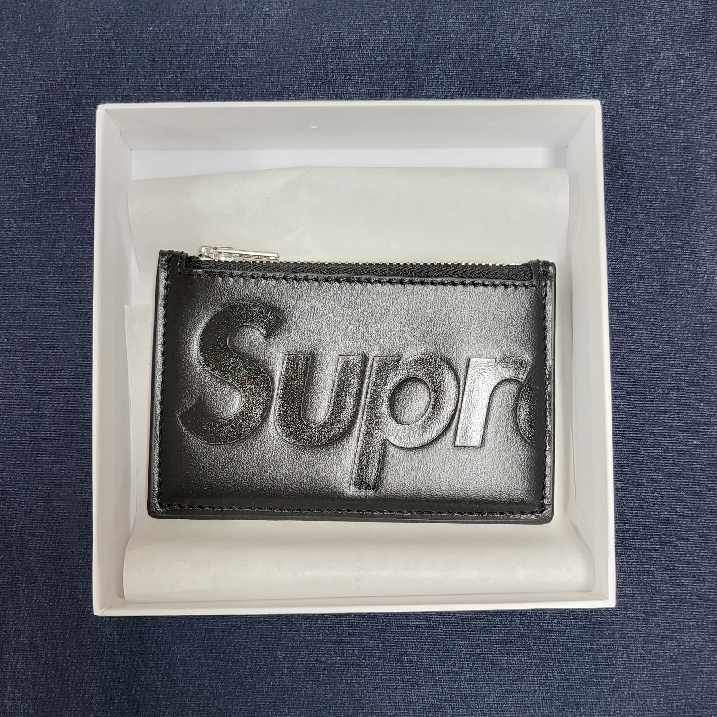 Supreme Leather Zip Card Holder Black 착용 스타일