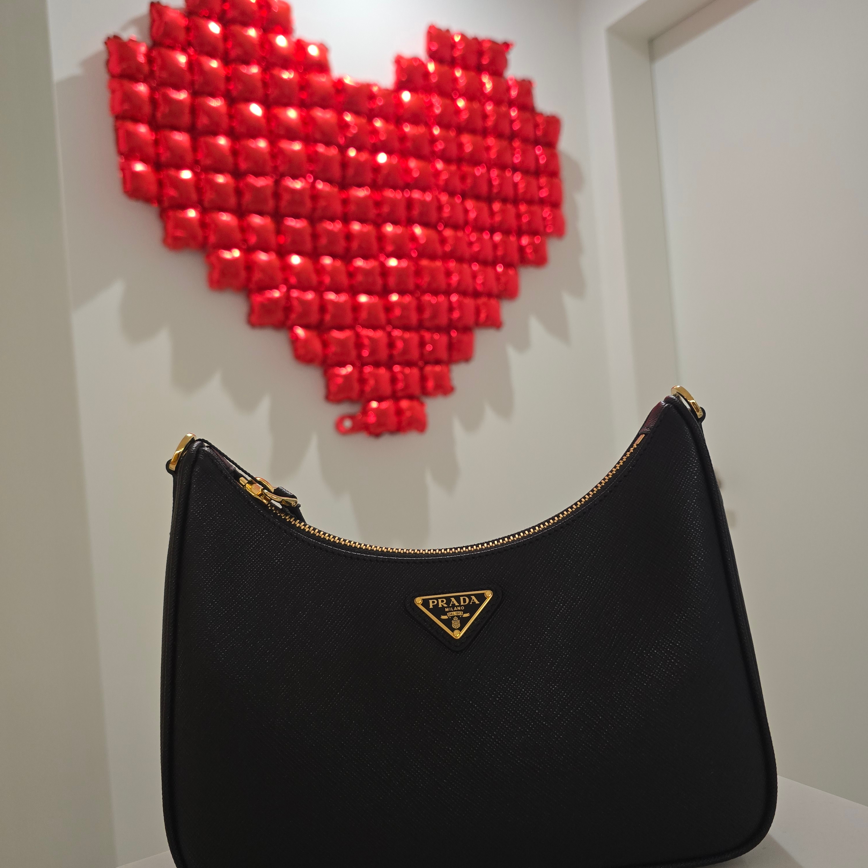 Prada Re-Edition 2005 Saffiano Leather Shoulder Bag Black 착용 스타일 - 2