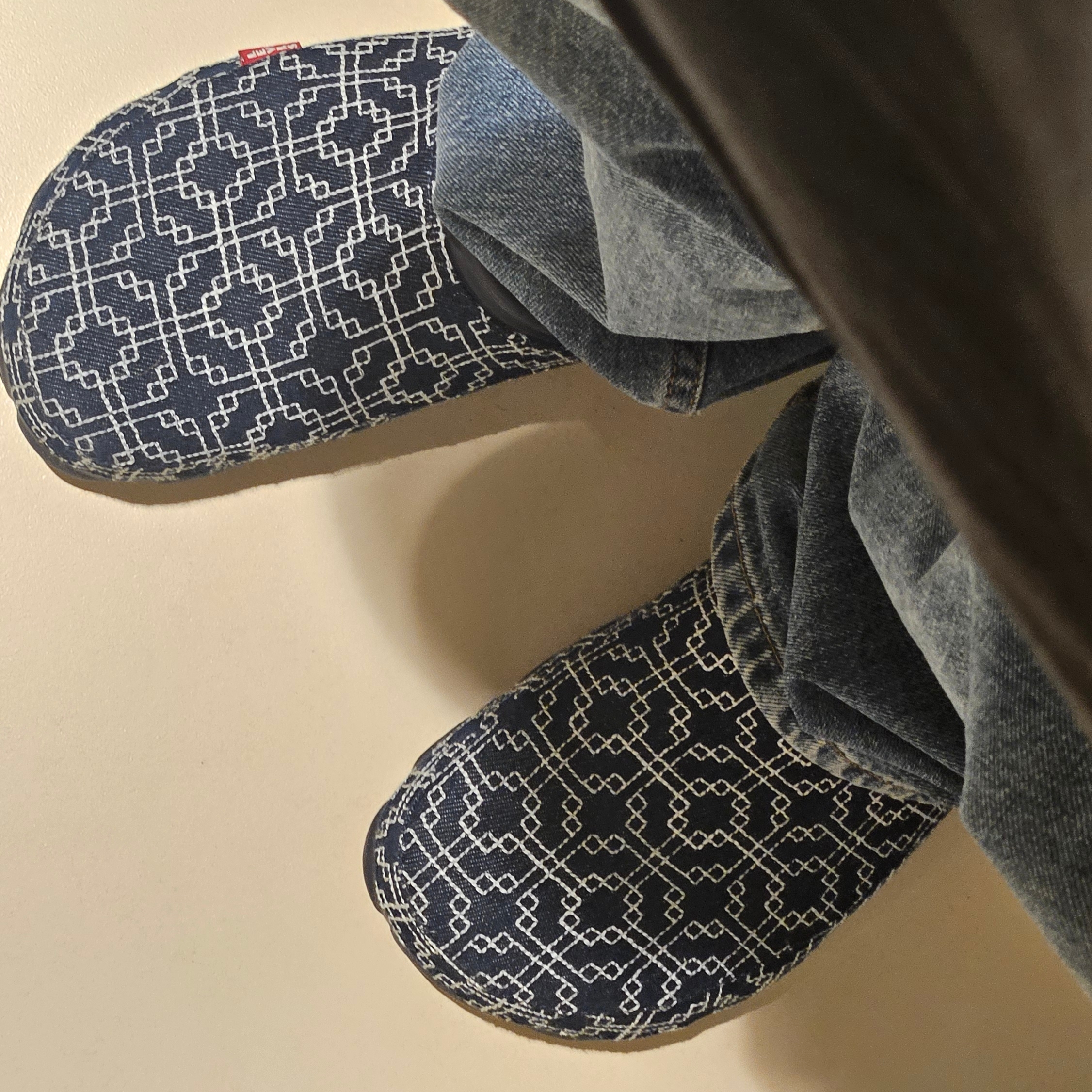 Crocs x Levi's All Terrain Clog Navy 착용 스타일