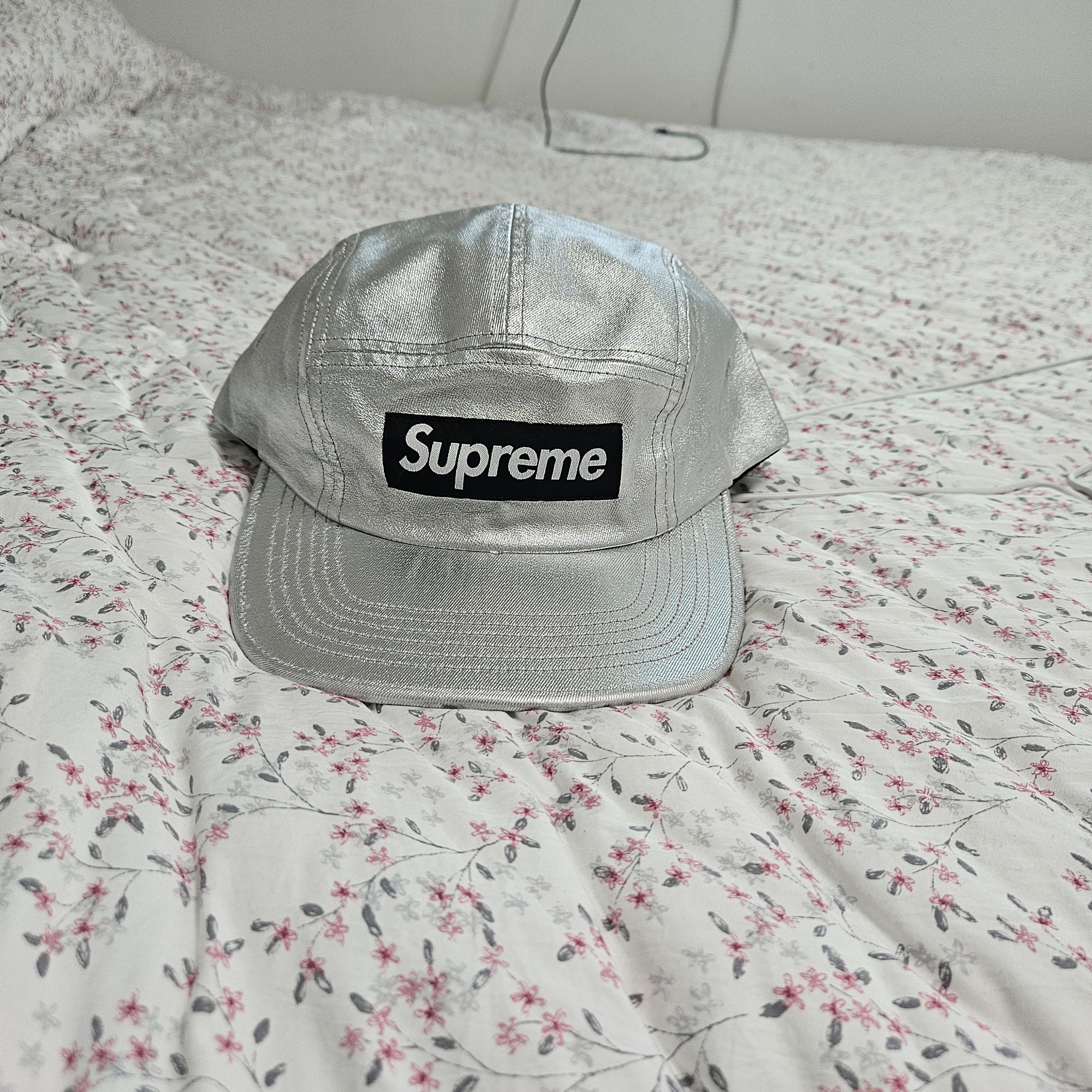 Supreme Washed Chino Twill Camp Cap Silver - 25SS 착용 스타일