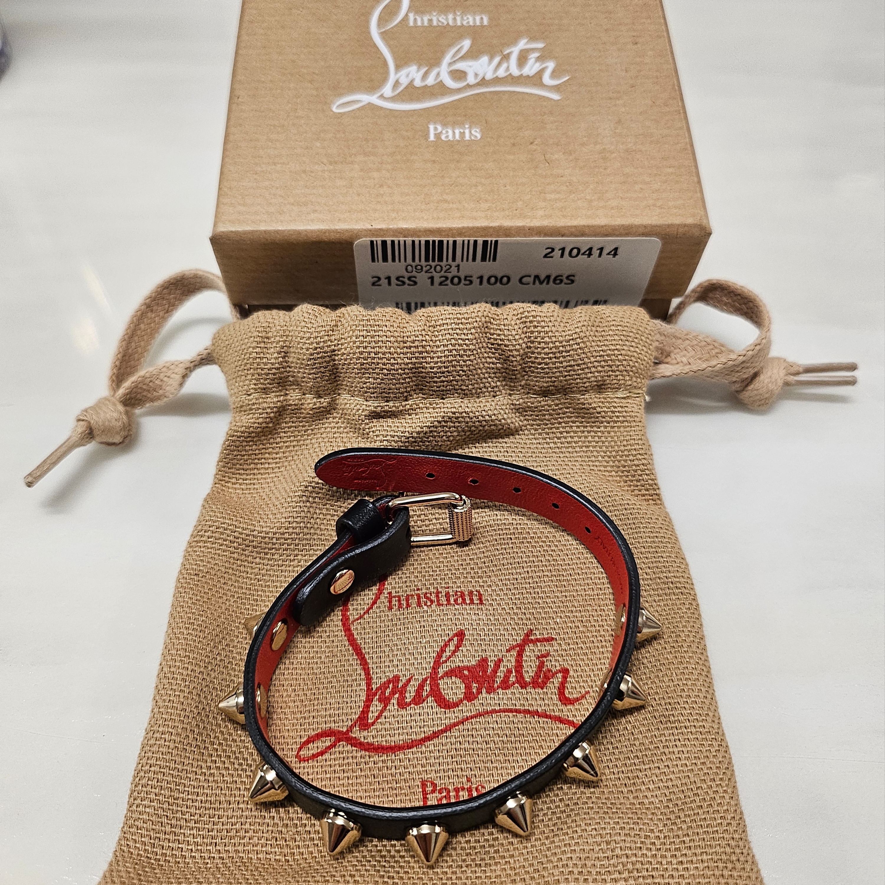Christian Louboutin Loubilink Bracelet Black 착용 스타일 - 2