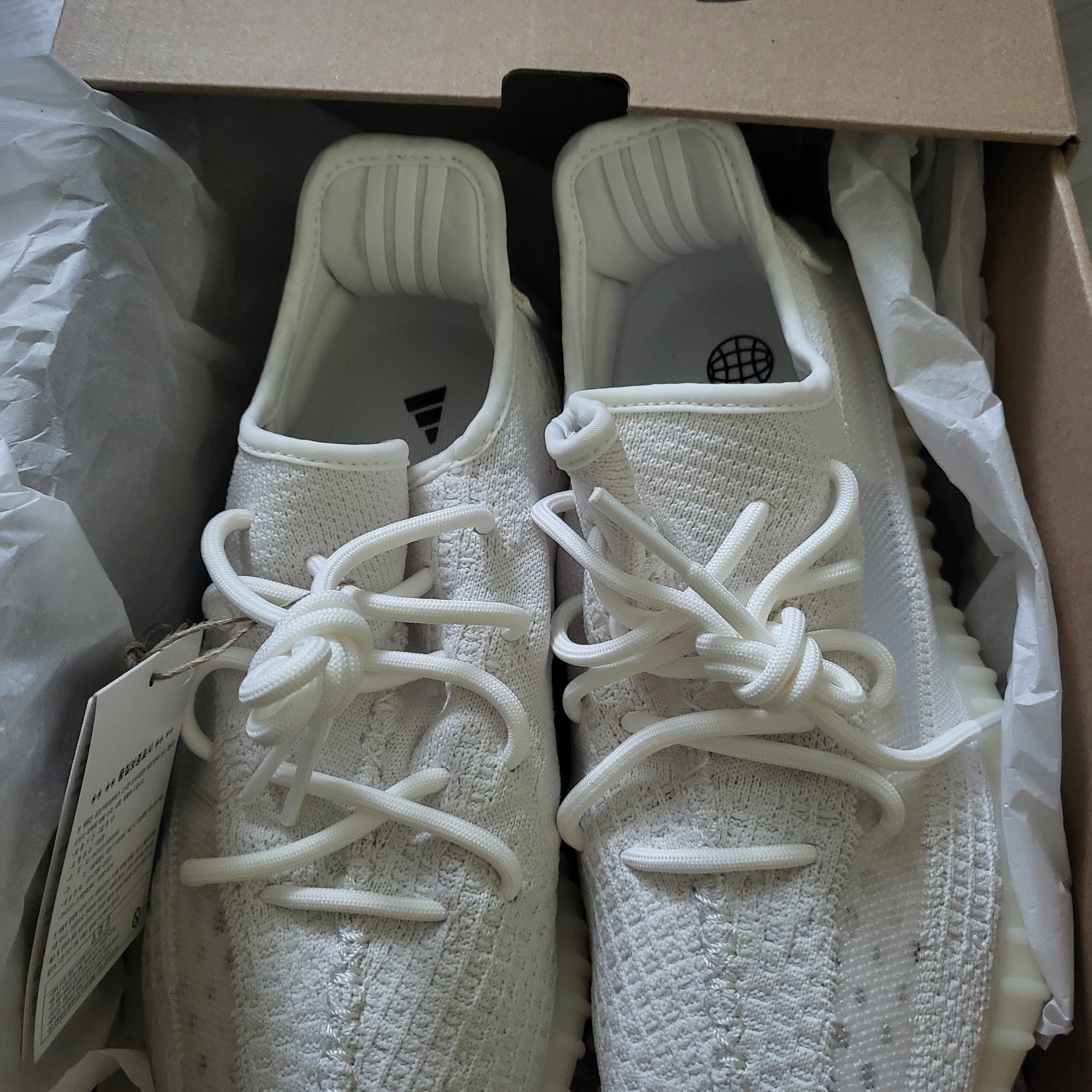 Adidas Yeezy Boost 350 V2 Bone 착용 스타일