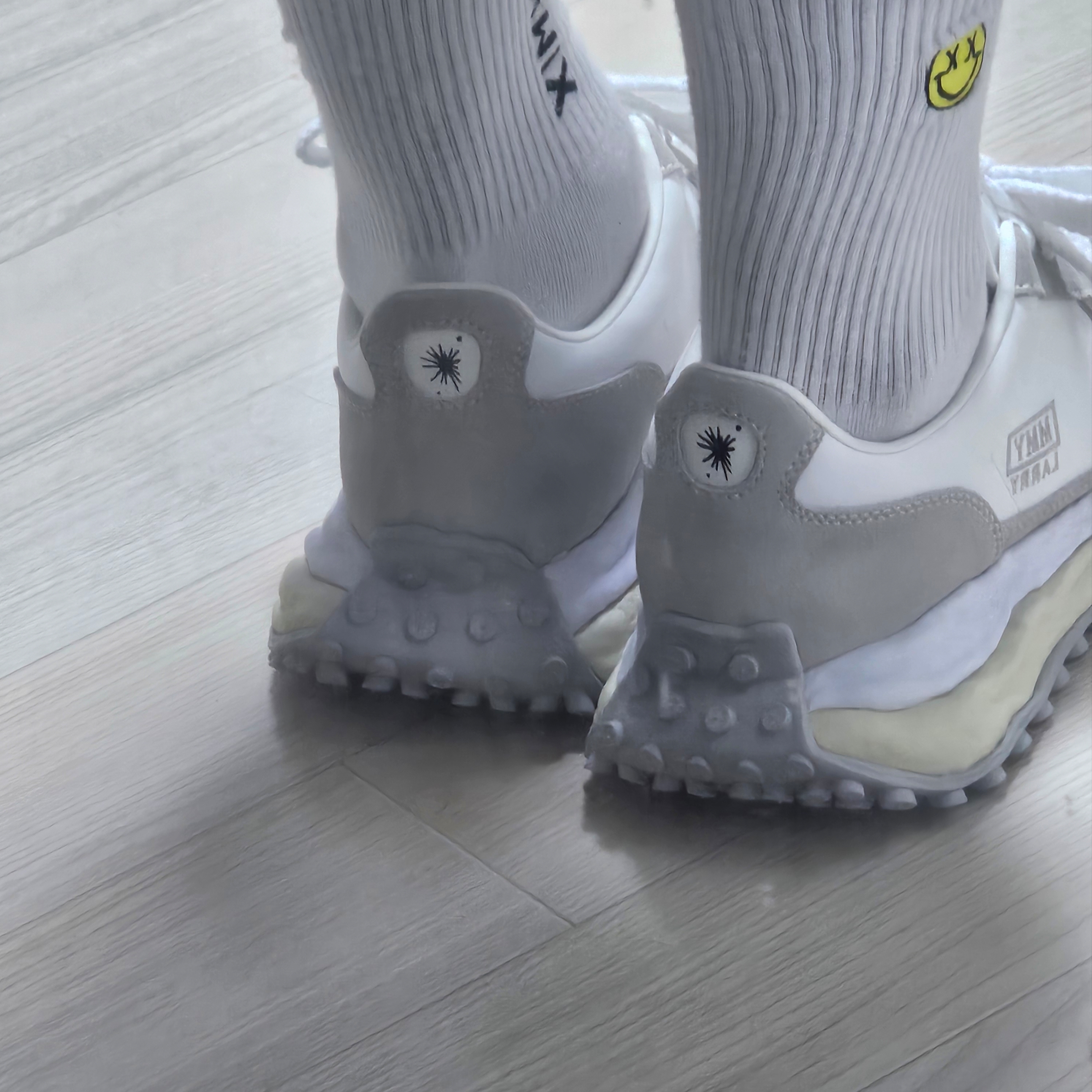 Maison Mihara Yasuhiro Larry OG Sole Mix Material Low-top Sneakers White 착용 스타일 - 6