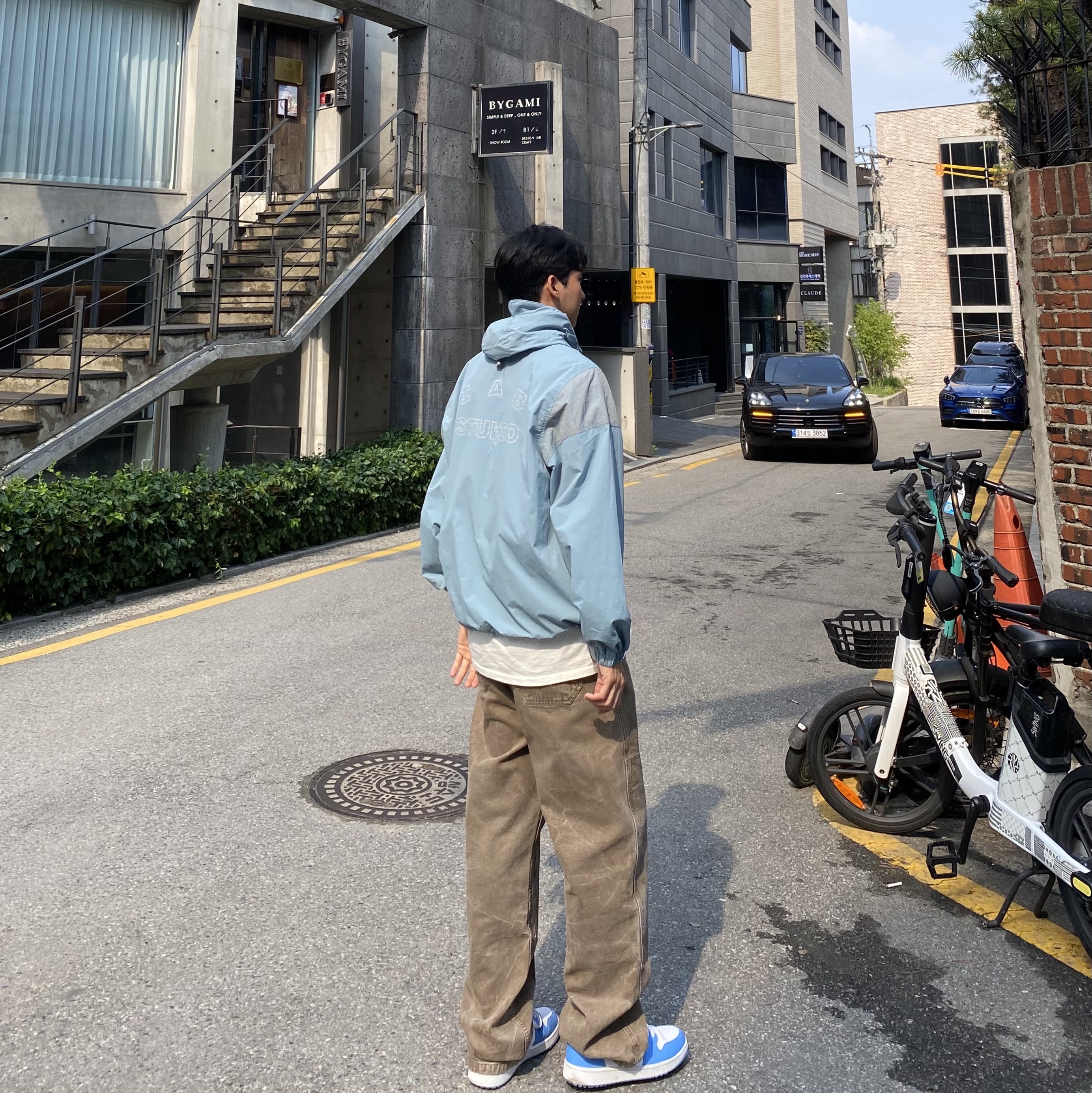 IAB Studio Wind Jacket Pack Sky Blue Silver, Jordan 1 Low Golf White and University Blue 착용 스타일 - 2