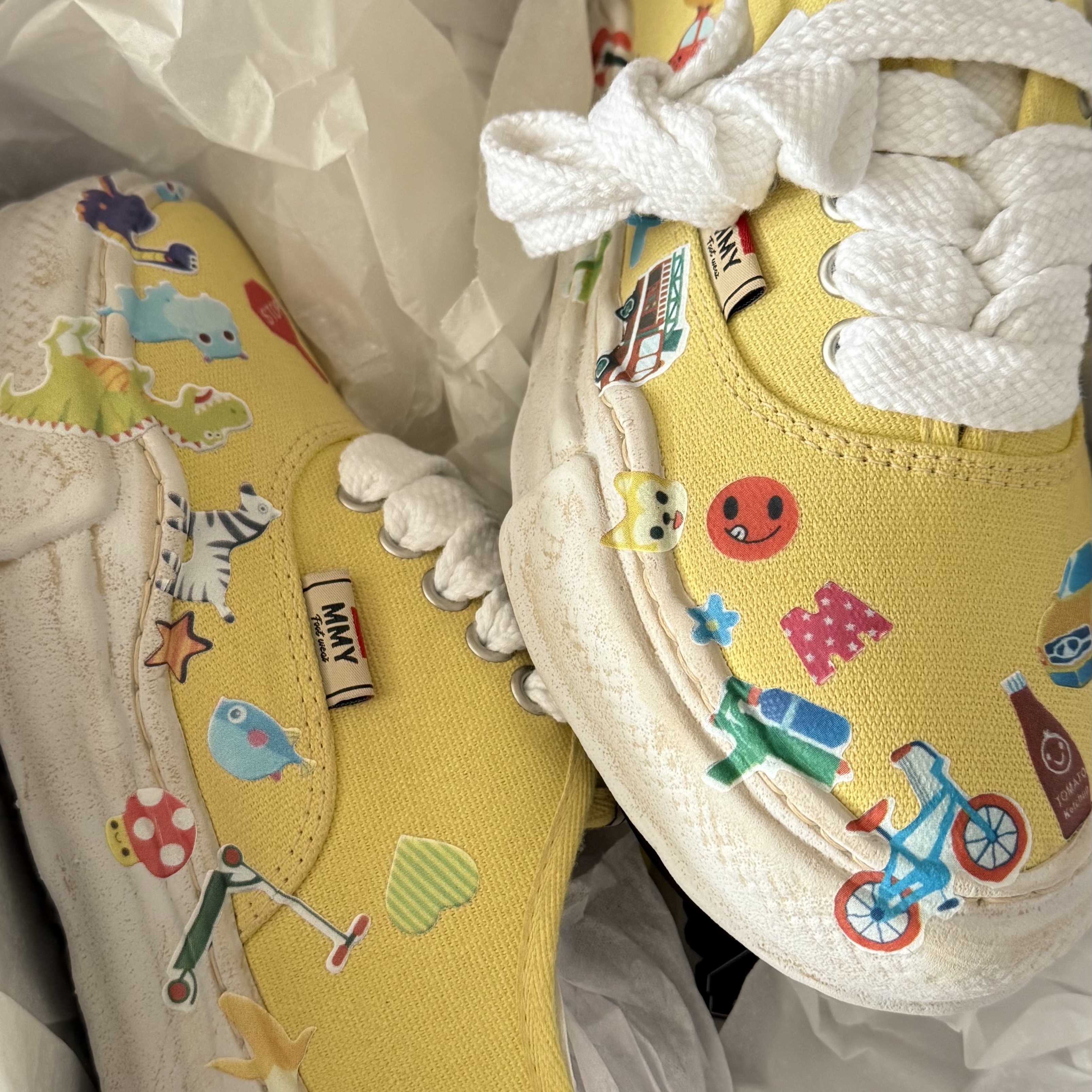Maison Mihara Yasuhiro Baker OG Sole Sticker Printed Canvas Low-top Sneakers Yellow 착용 스타일