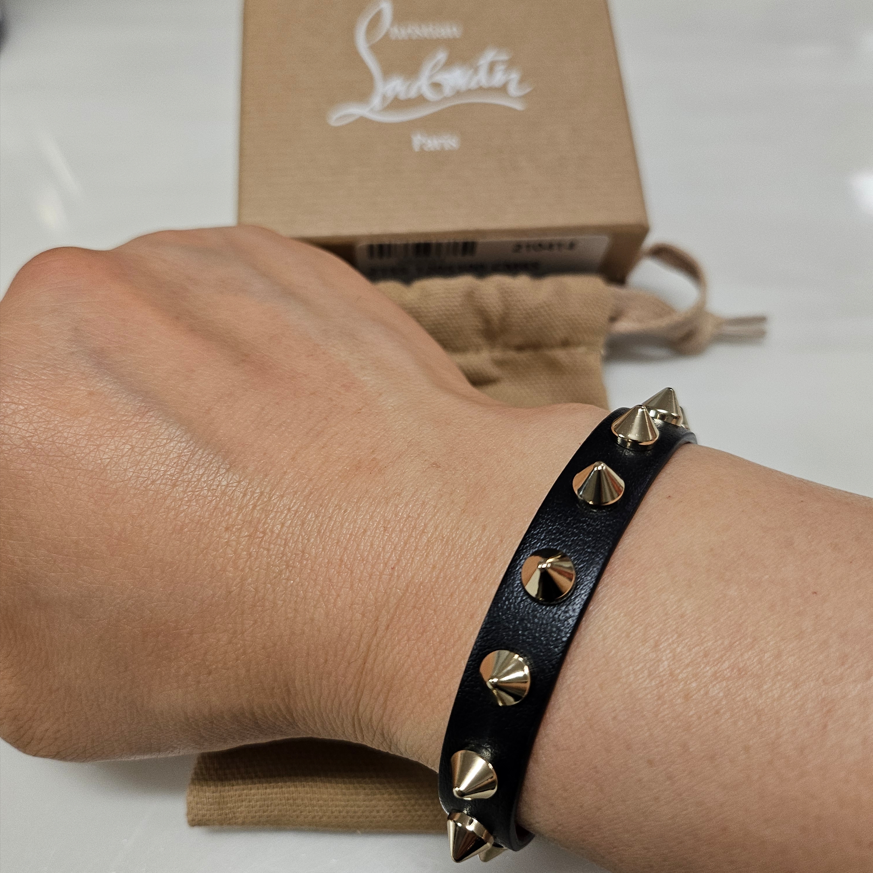 Christian Louboutin Loubilink Bracelet Black 착용 스타일 - 1