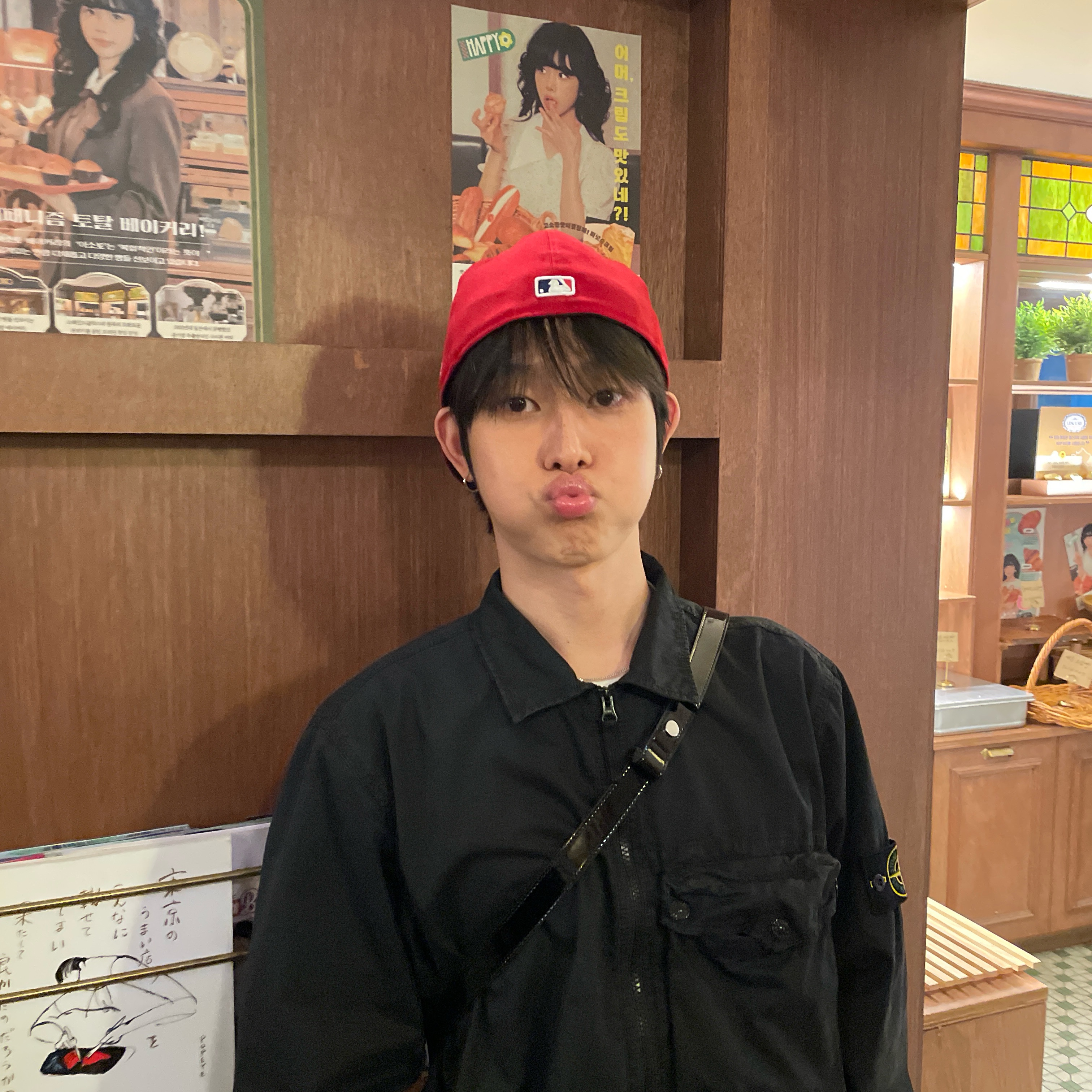 Stussy x Cactus Plant Flea Market Heart T-Shirt, Stone Island 1200128 Organic Stretch Cotton Satin Overshirt Black - 25SS 착용 스타일 - 5